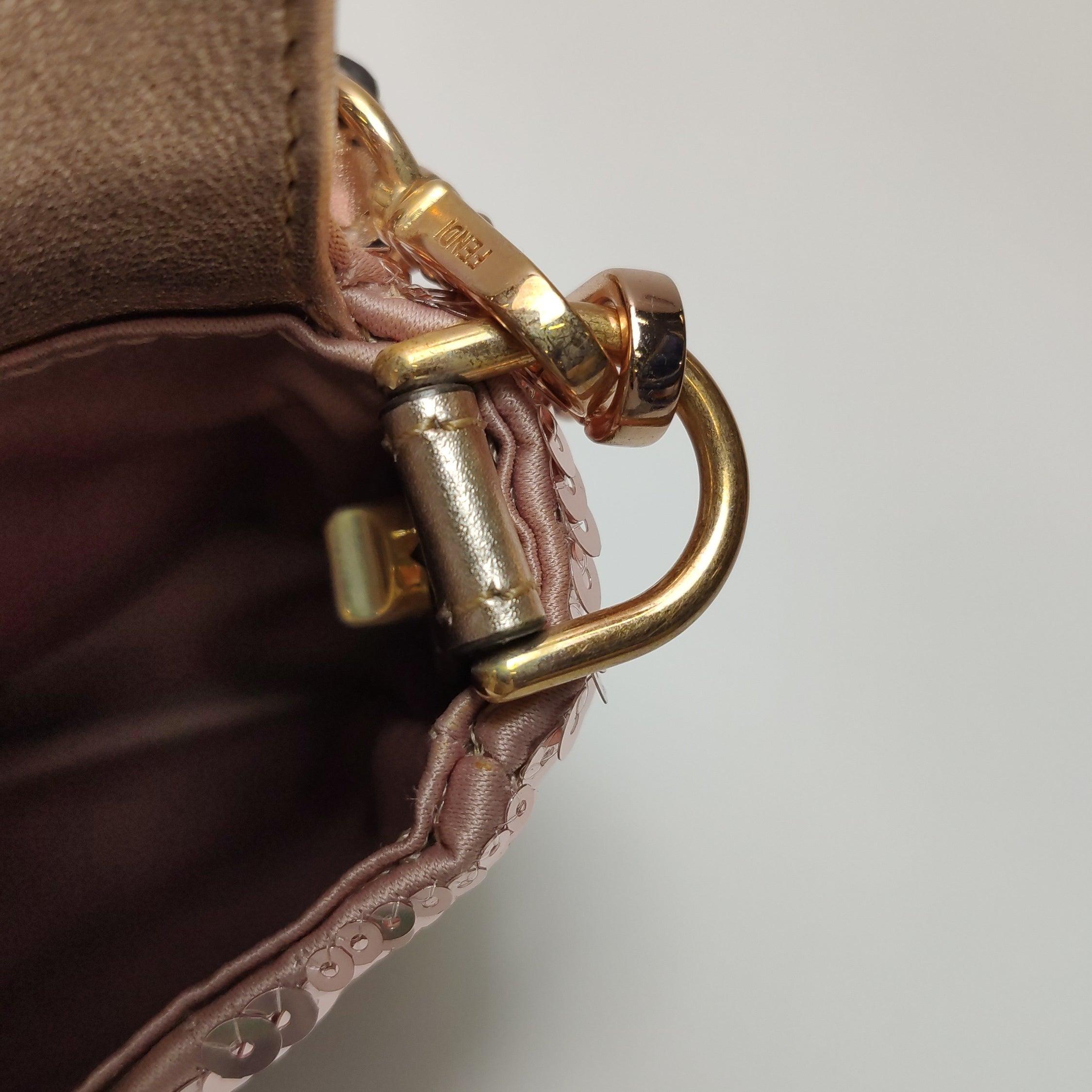 Fendi Baguette Mini Rosa Glitter Paillettes Borsa a tracolla Speciale San Valentino in vendita 3