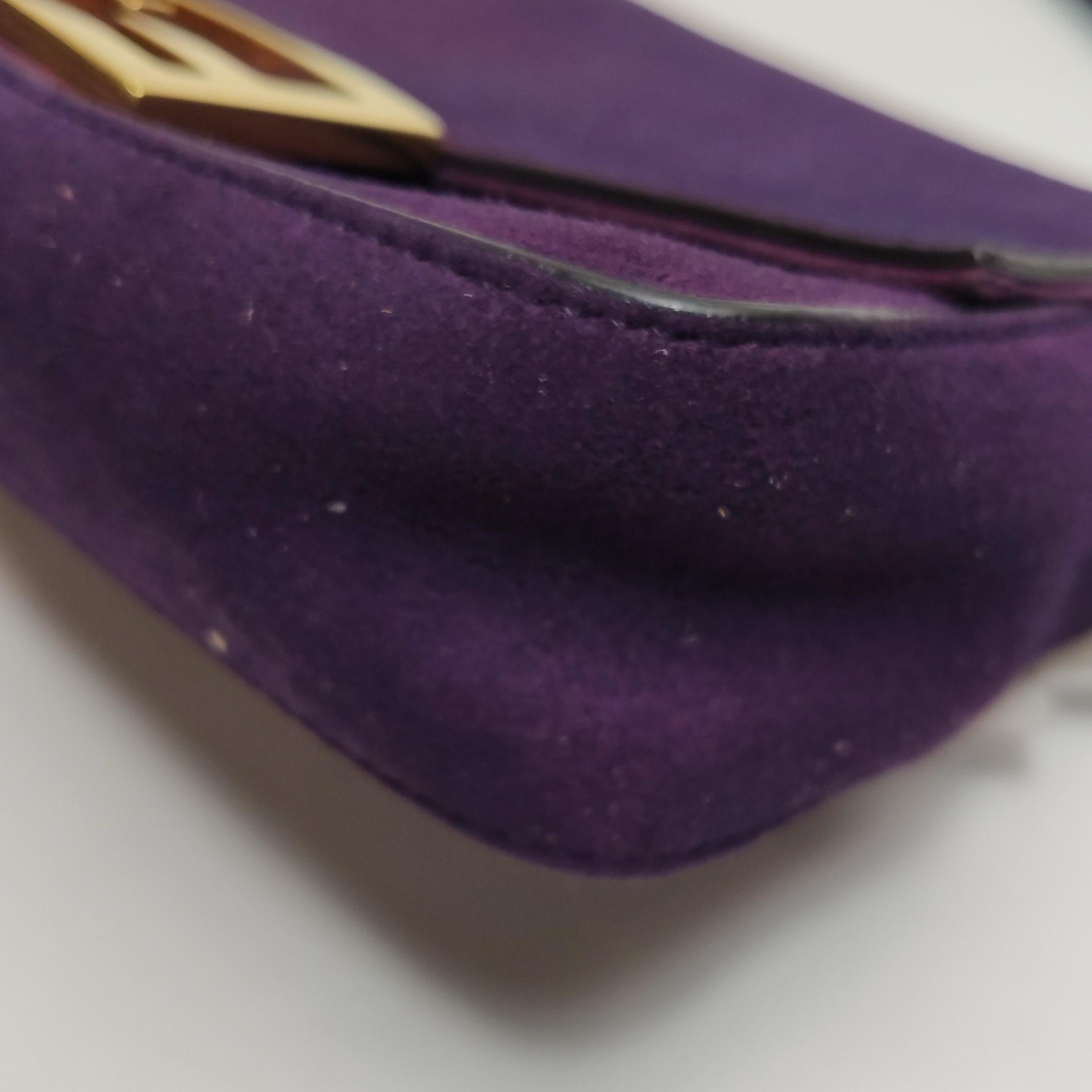 Fendi Baguette Mini Purple Suede Gold Hardware Crossbody Bag en vente 15