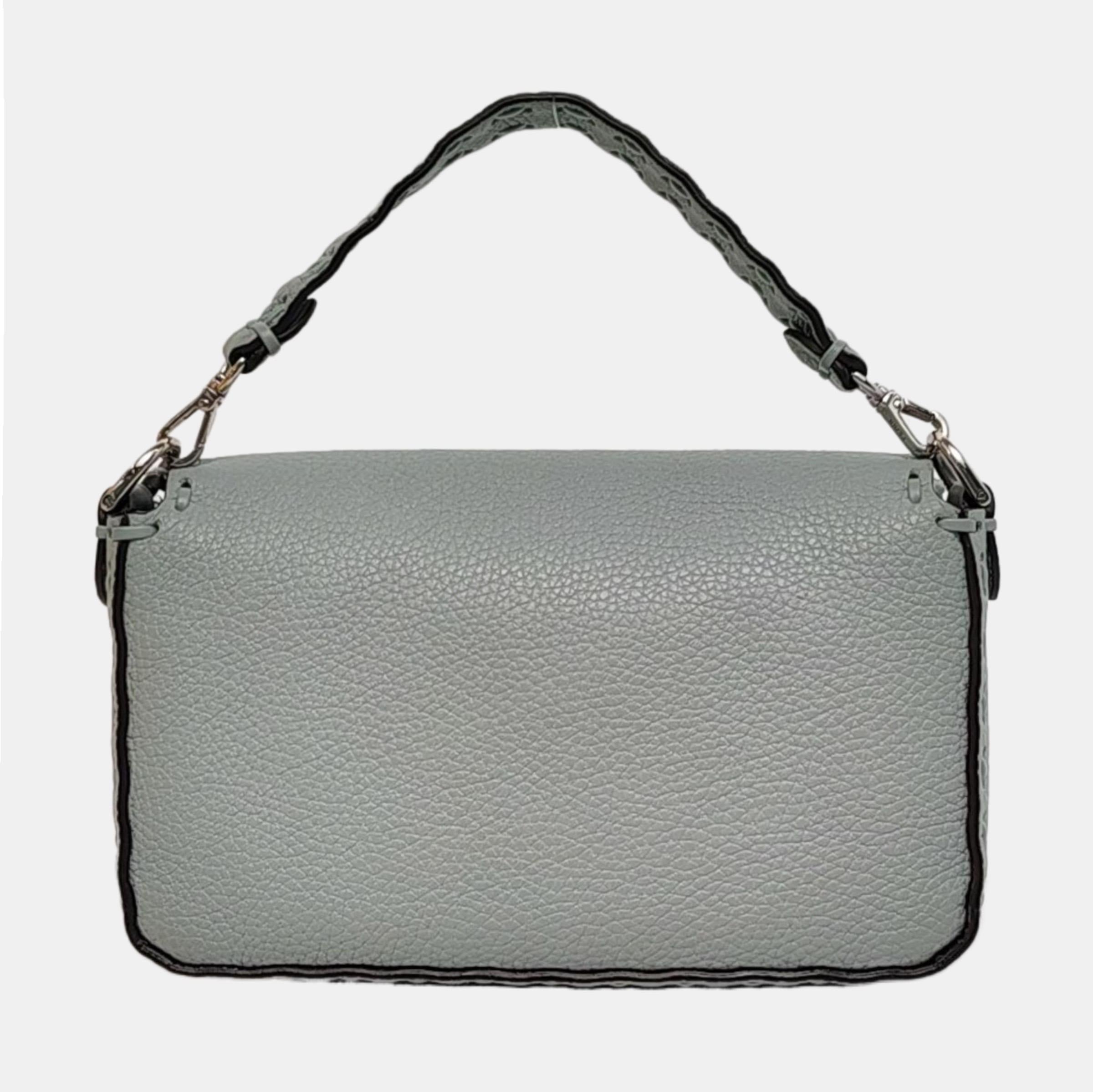 Il peut être porté à la main, à l'épaule ou en bandoulière pour une utilisation polyvalente. Doté d'un rabat supérieur avec fermeture magnétique et du fermoir FF emblématique, c'est l'accessoire idéal pour toutes les occasions.

ÉTAT :