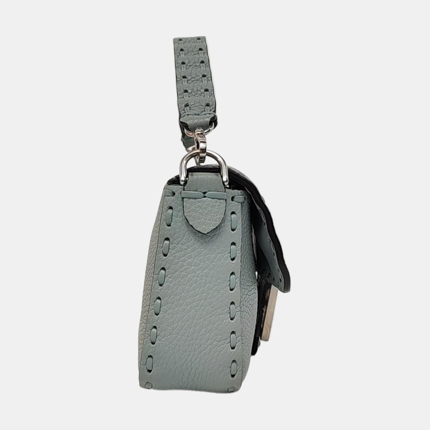 Gris Fendi Baguette Mini Selleria Bleu Sac à bandoulière en cuir de veau en vente