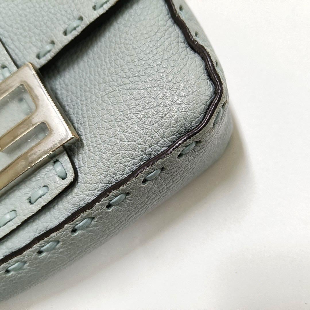 Fendi Baguette Mini Selleria Bleu Sac à bandoulière en cuir de veau en vente 4
