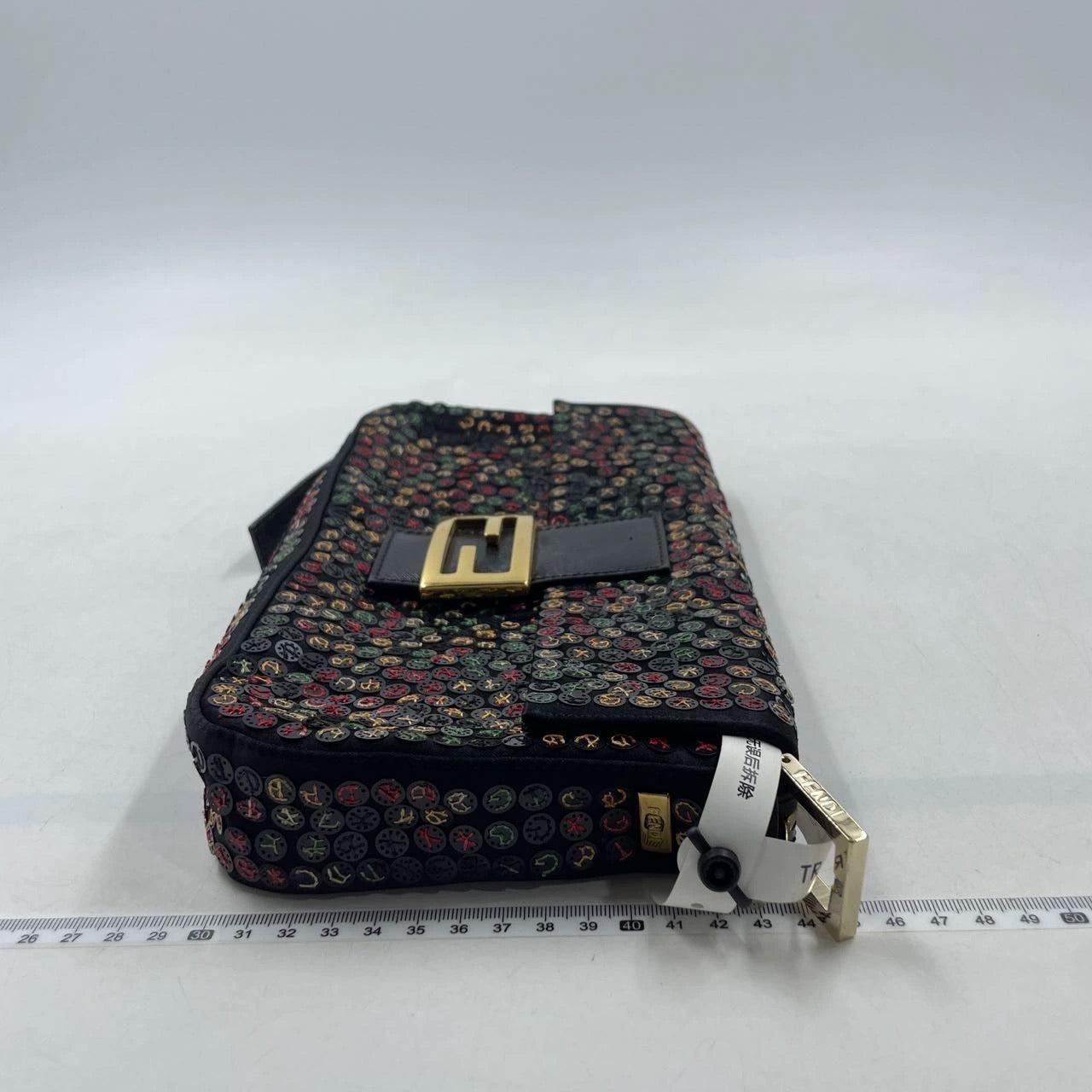 Fendi Baguette Multicolor Button Embroidered Leather Shoulder bag In Excellent Condition For Sale In AUBERVILLIERS, FR