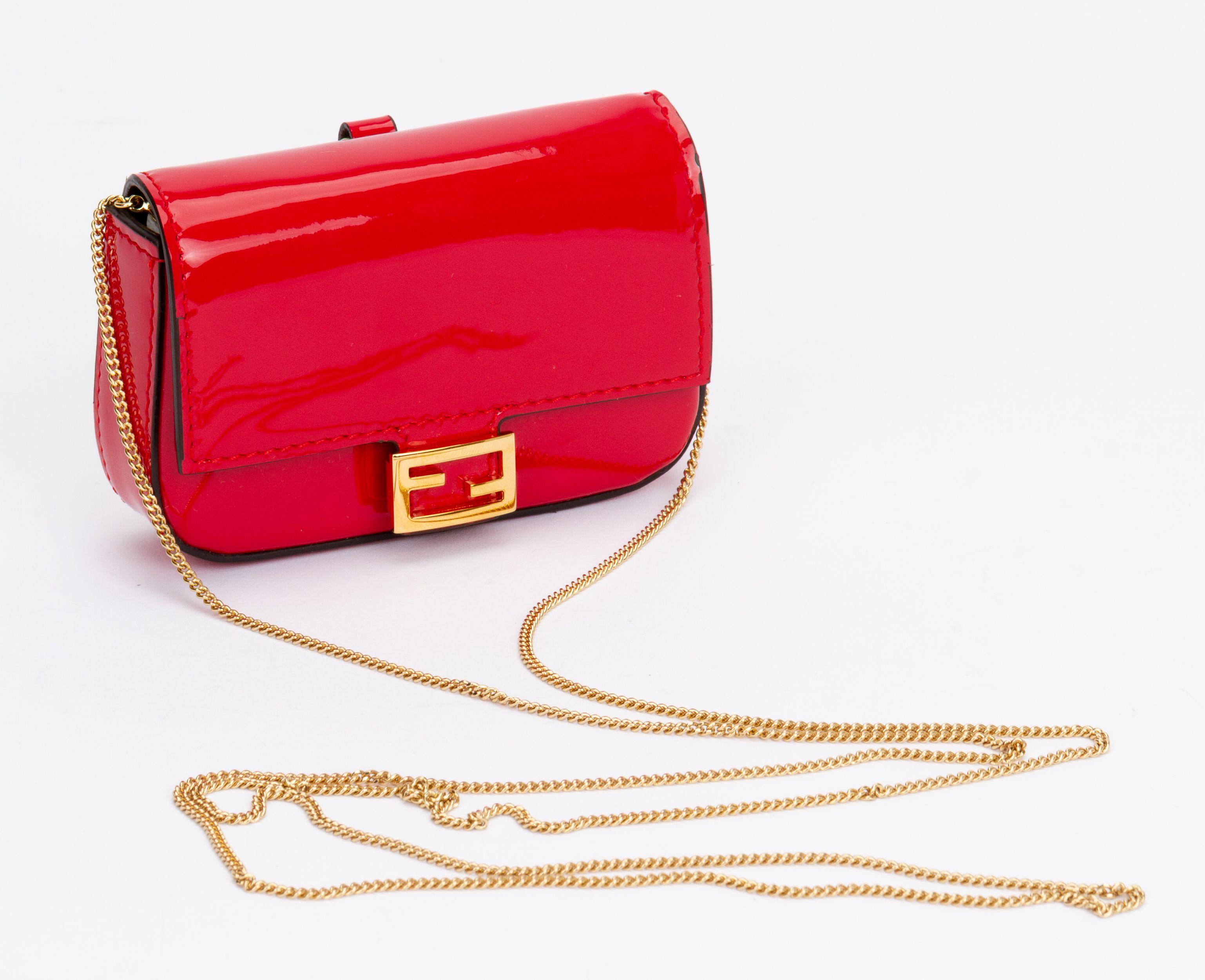 Fendi Nano Baguette Bag Charm aus rotem Lackleder. Es kommt mit Gold-Ton hart, die auch eine abnehmbare Schultergurt (Drop 23,5 