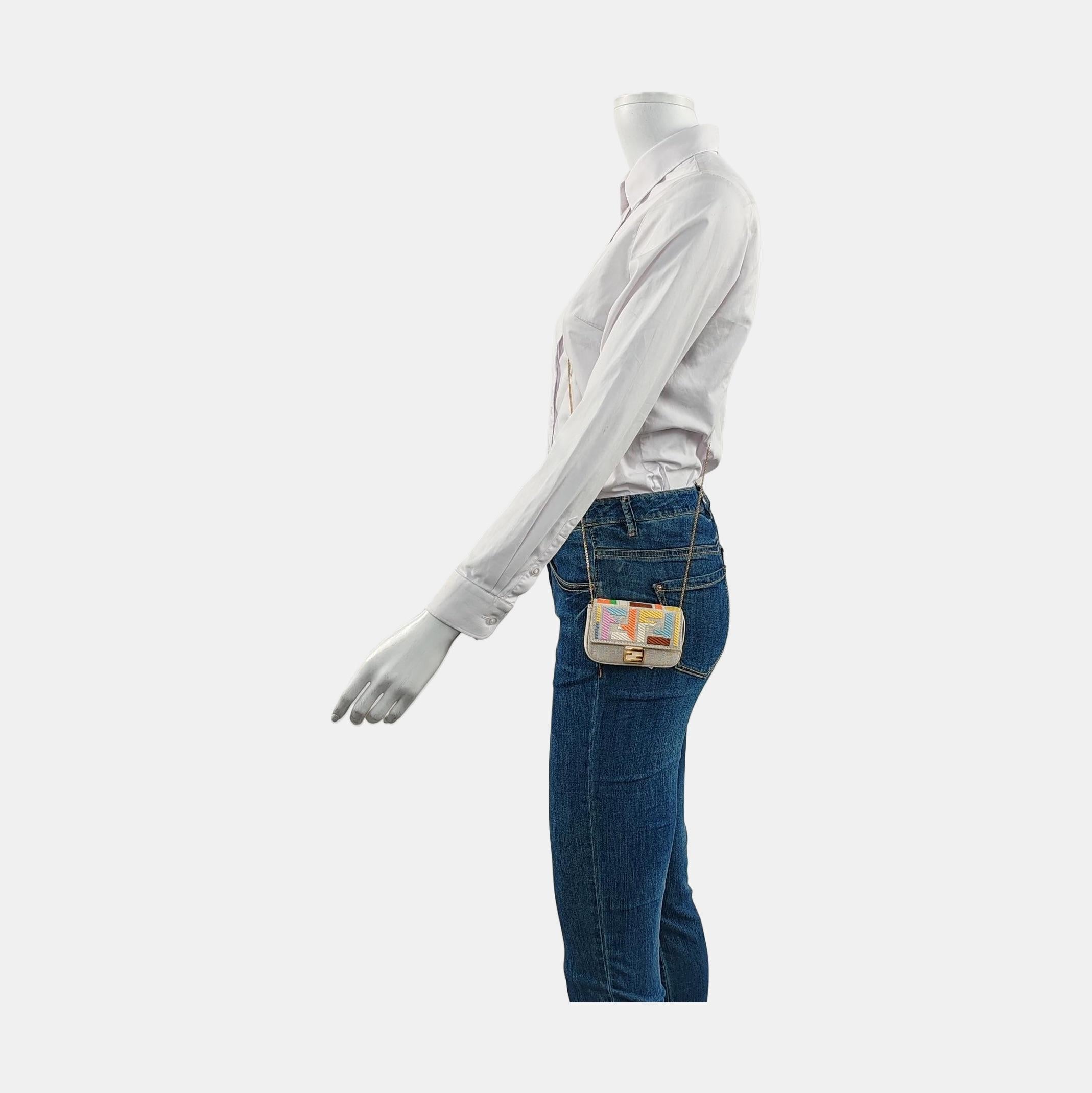 Fendi Baguette Nano Multicolore Canvas Chain Strap Crossbody Bag
Il s'agit de photos professionnelles du sac offert par Luxbags.
ÉTAT : EXCELLENT
Légers signes d'utilisation, y compris de légères taches à l'extérieur et à l'intérieur. Rayures sur le