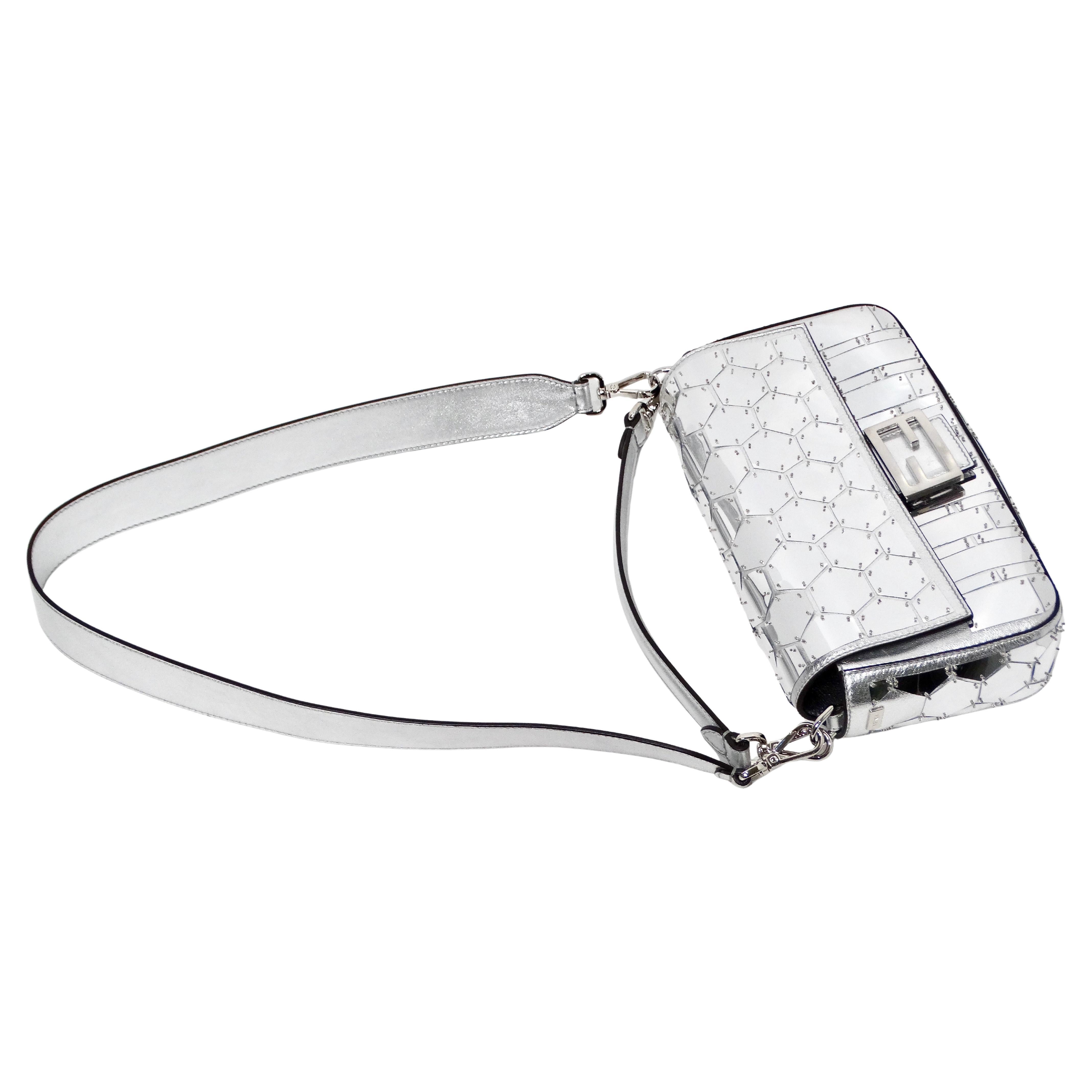Die Fendi Baguette Nicki Minaj Capsule Shoulder Bag aus dem Jahr 2019 ist ein auffälliges und luxuriöses Accessoire, das für kühnes Design und hohe Mode steht. Sie ist aus silbern schimmerndem Metallic-Leder gefertigt und mit einem verspiegelten