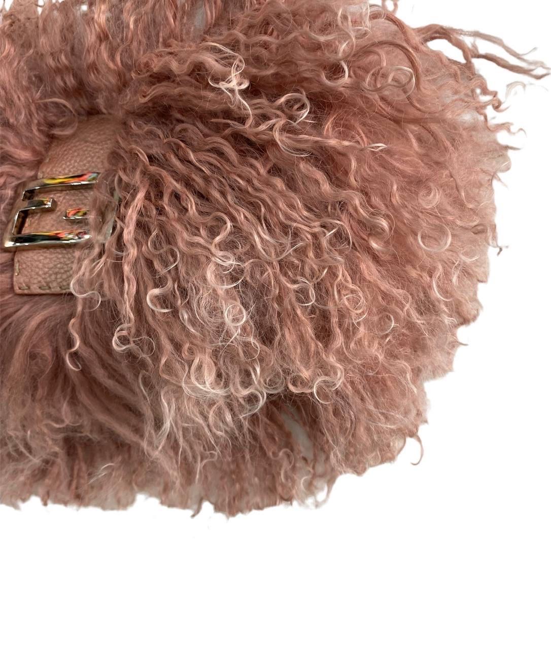 Shoulder bag signed Fendi, Baguette model, in limited edition, made of pink wool with leather inserts and silver hardware.

Equipped with a flap closure with magnetic button, internally lined in berde satin, roomy for the essentials.

Equipped with