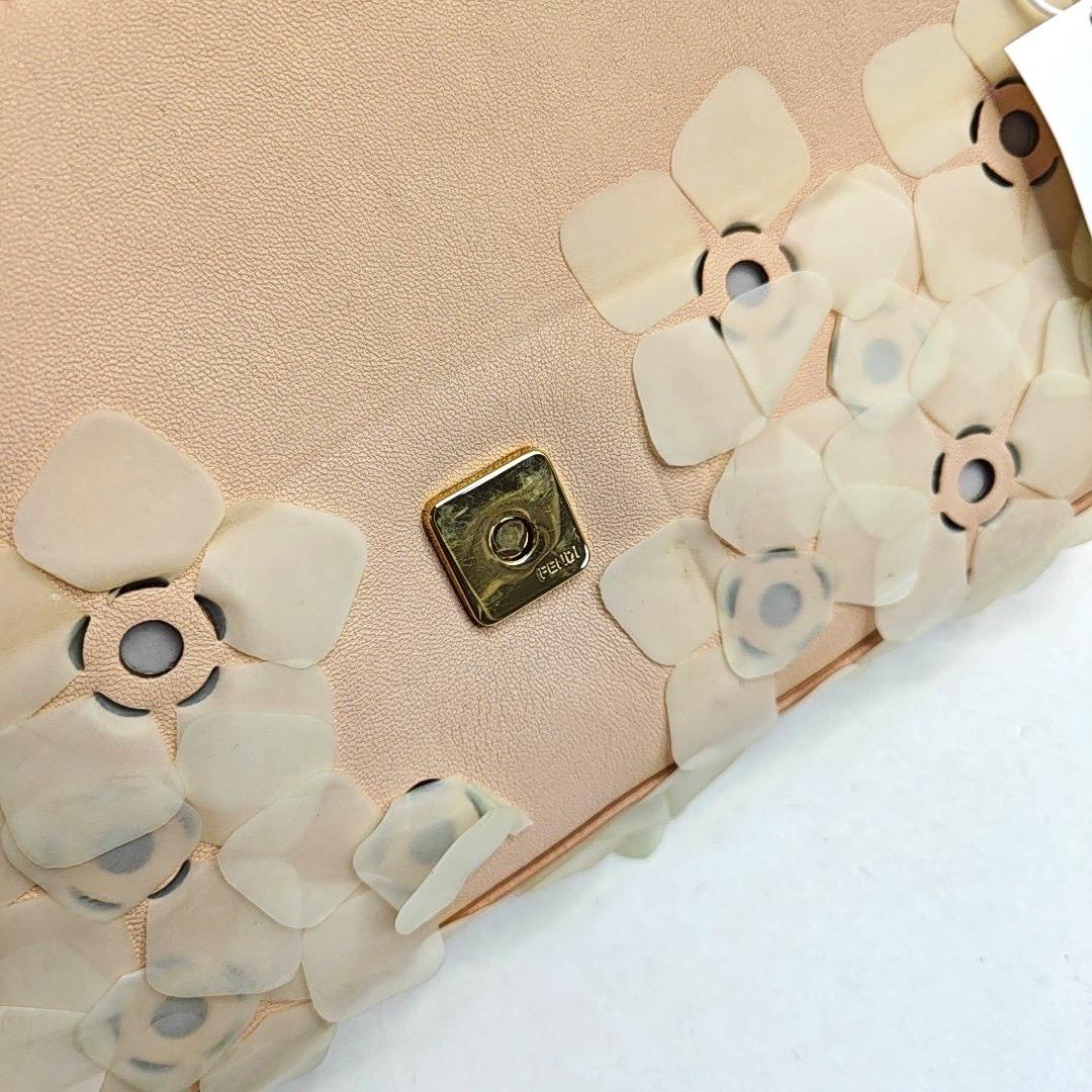 Fendi Baguette en cuir rose avec fleurs Boucle transparente en vente 6