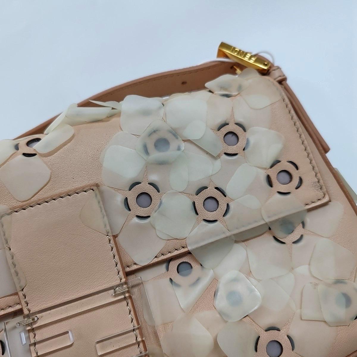 Fendi Baguette en cuir rose avec fleurs Boucle transparente en vente 7