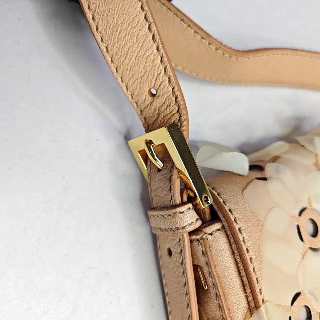 Fendi Baguette en cuir rose avec fleurs Boucle transparente en vente 13