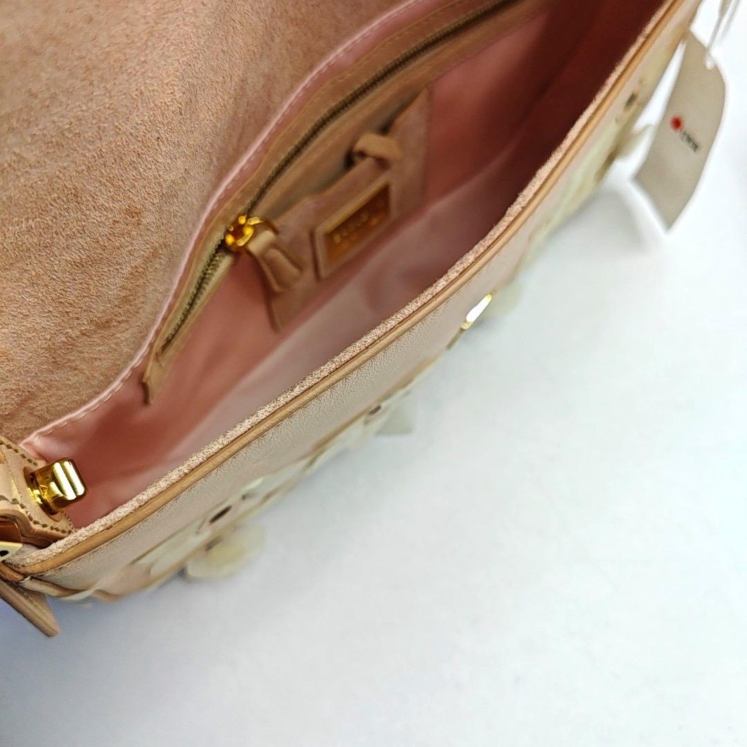Fendi Baguette en cuir rose avec fleurs Boucle transparente en vente 15