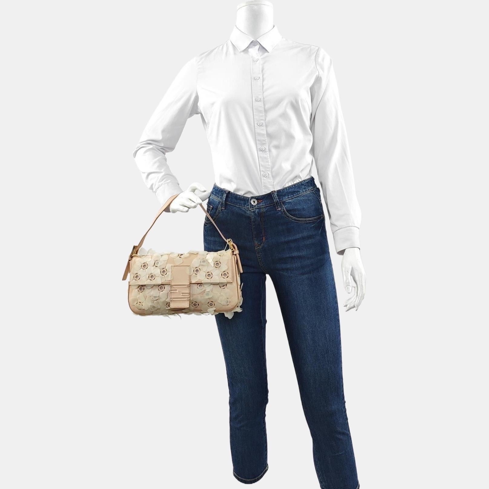 ÉTAT : TRÈS BON 

Légers frottements au niveau des coins et de la courroie. Quelques rayures sur le matériel.

DÉTAILS : 

FENDI
Baguette
Cuir
Couleur extérieure : rose clair
Couleur du matériel : transparent
Taille : Moyen
Largeur : 26cm x Hauteur