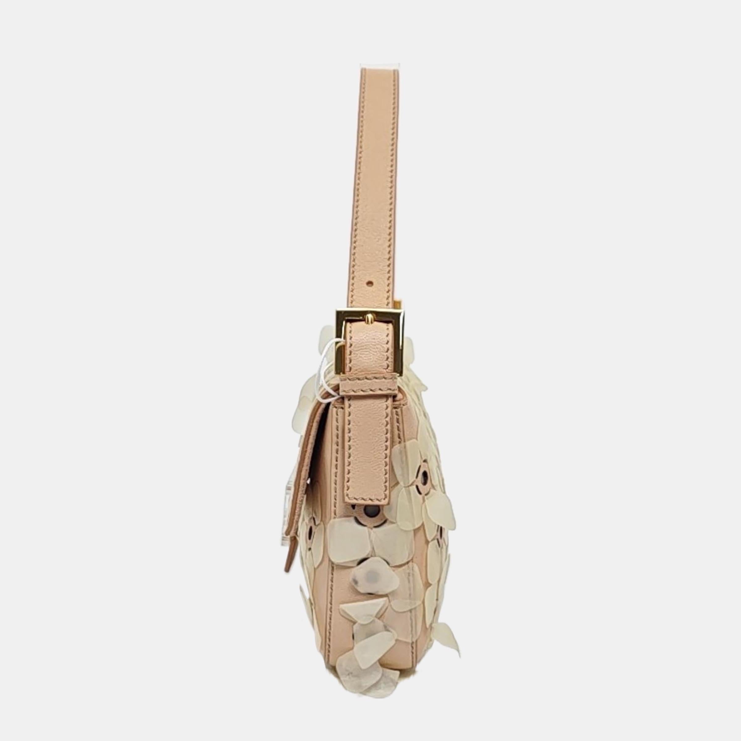 Fendi Baguette en cuir rose avec fleurs Boucle transparente Pour femmes en vente