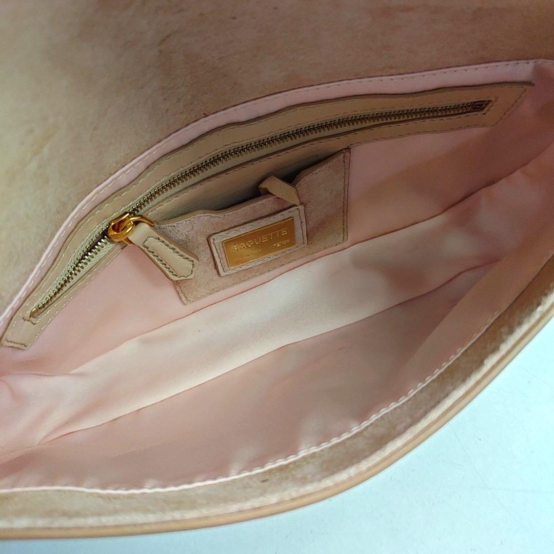 Fendi Baguette en cuir rose avec fleurs Boucle transparente en vente 2