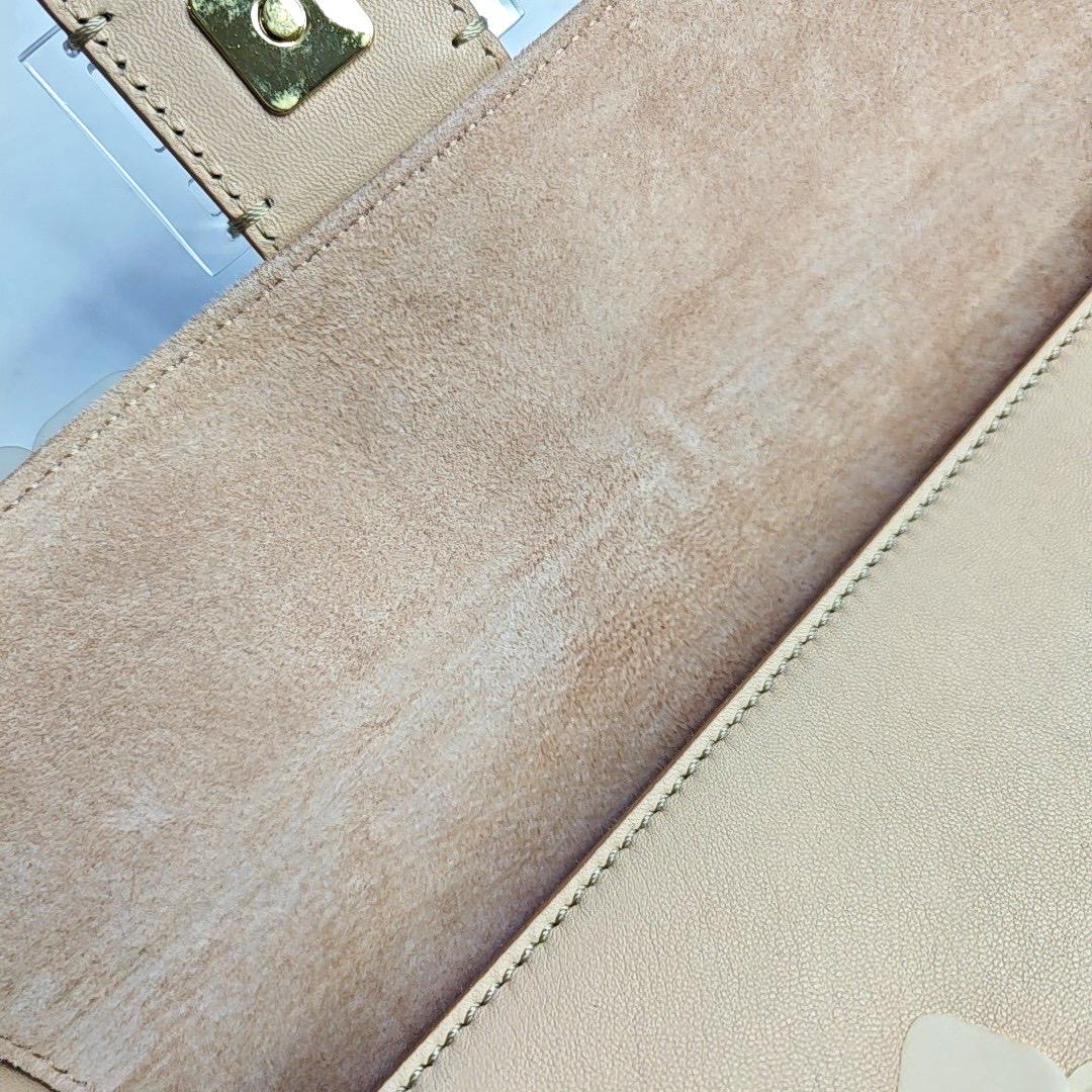 Fendi Baguette en cuir rose avec fleurs Boucle transparente en vente 3