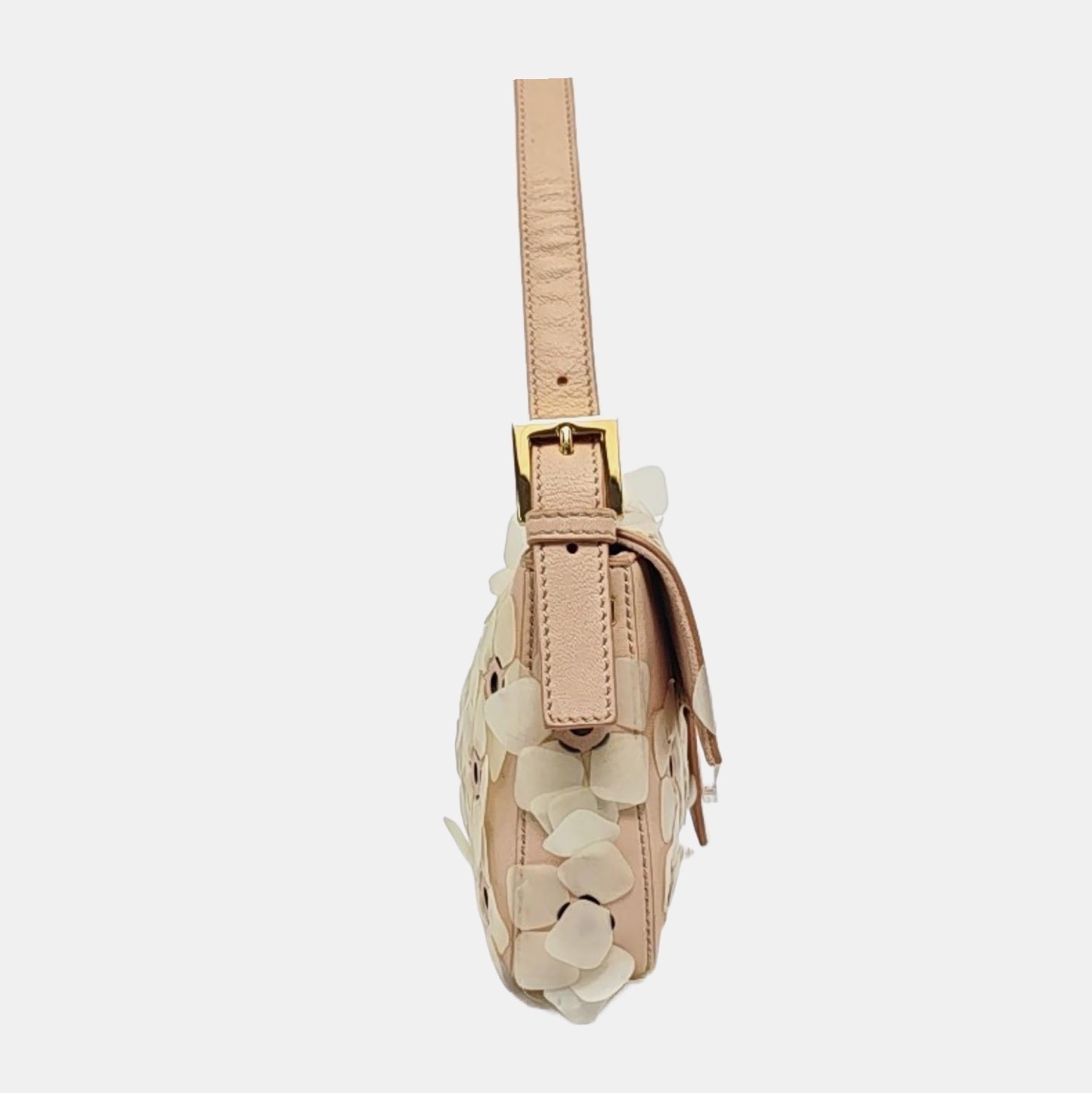 Fendi Baguette en cuir rose avec fleurs Boucle transparente en vente 4