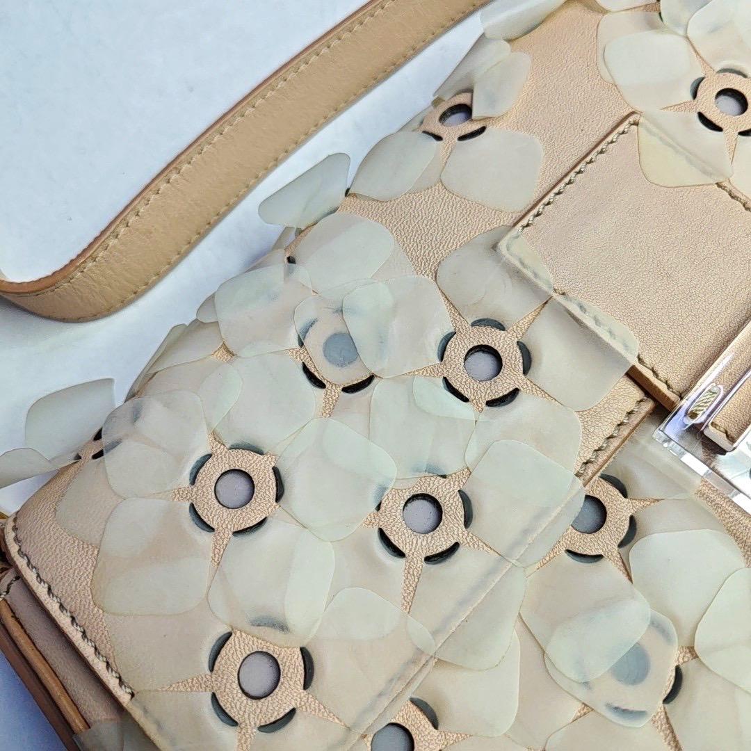 Fendi Baguette en cuir rose avec fleurs Boucle transparente en vente 5