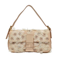 Fendi Baguette en cuir rose avec fleurs Boucle transparente