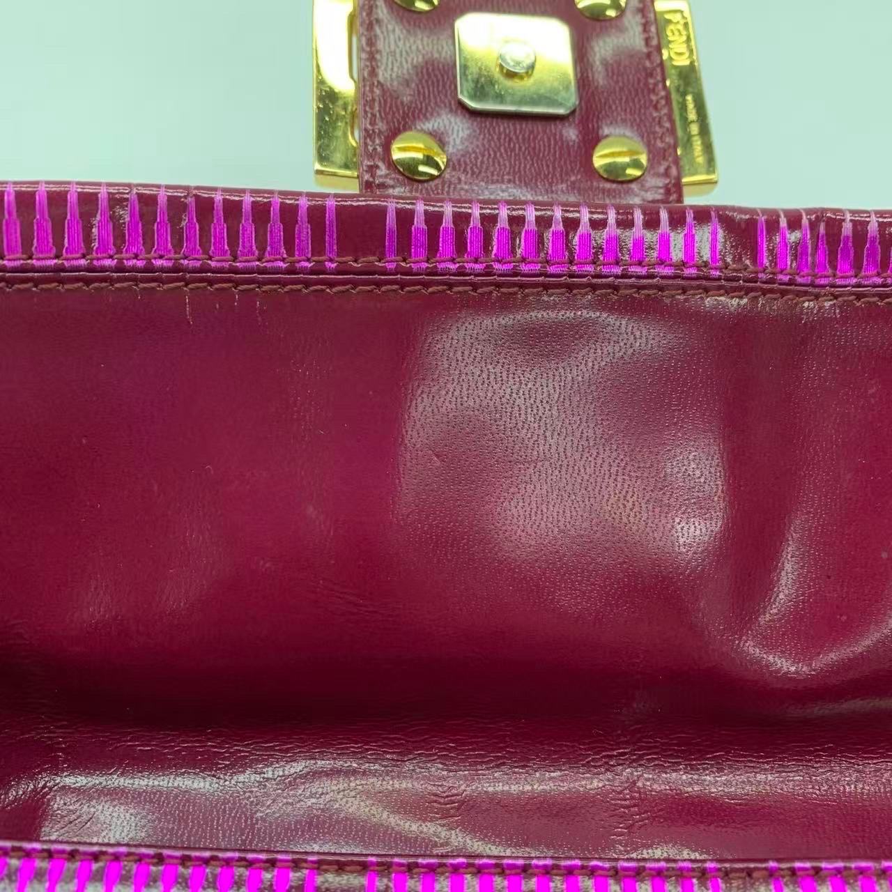 Fendi Baguette - Borsa a tracolla in vernice rosa a strisce con hardware dorato in vendita 7