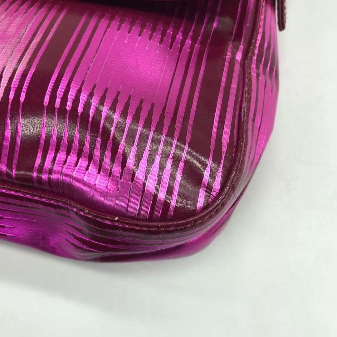 Fendi Baguette - Borsa a tracolla in vernice rosa a strisce con hardware dorato in vendita 11
