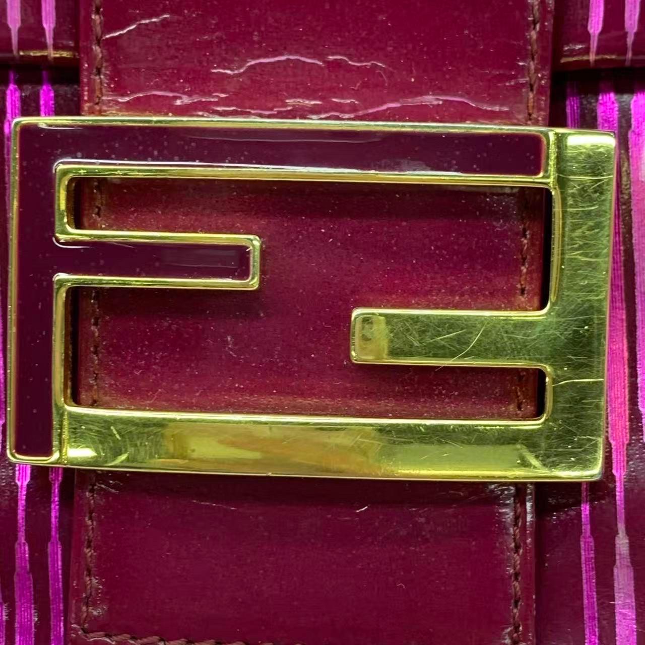 Fendi Baguette - Borsa a tracolla in vernice rosa a strisce con hardware dorato in vendita 12