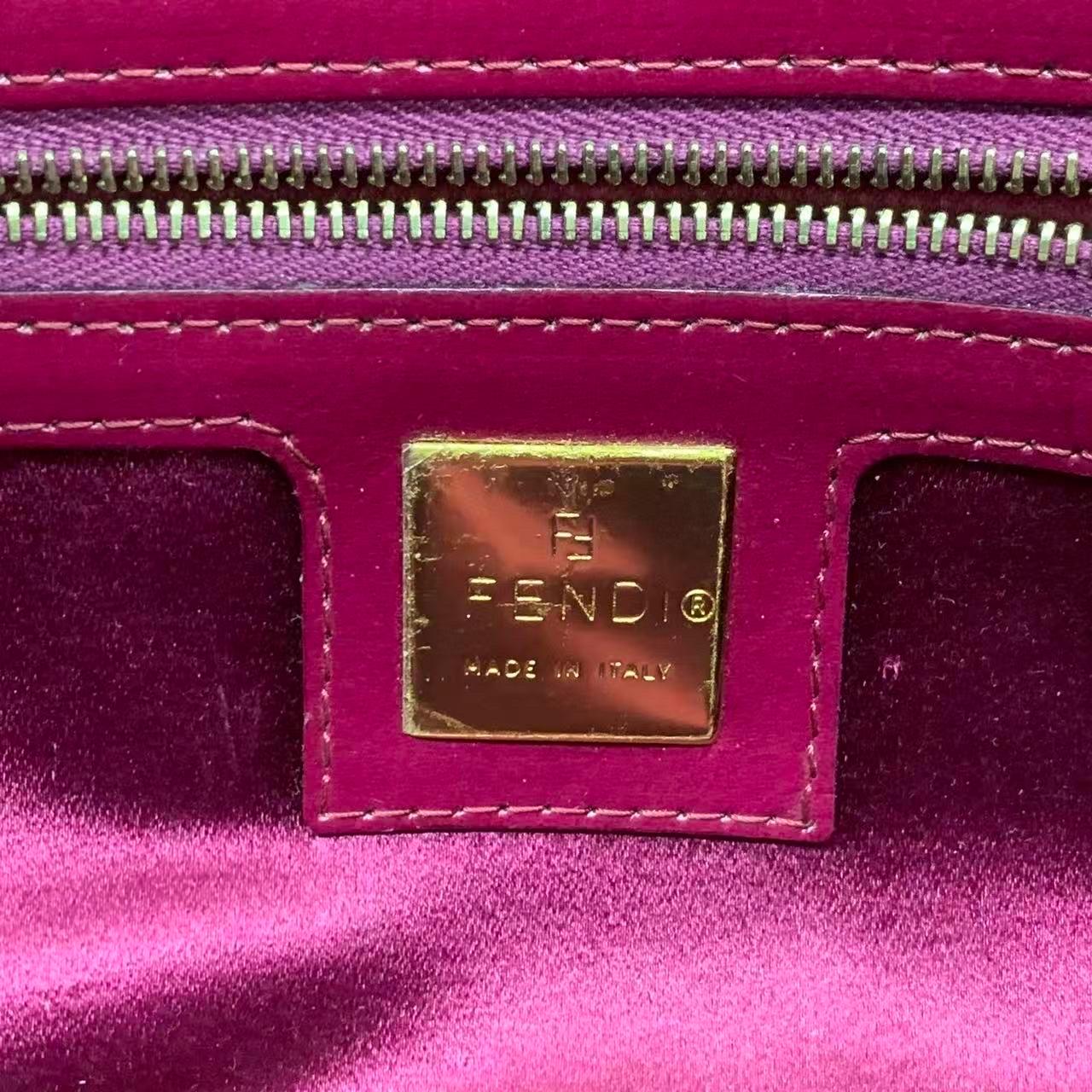 Fendi Baguette - Borsa a tracolla in vernice rosa a strisce con hardware dorato in vendita 13