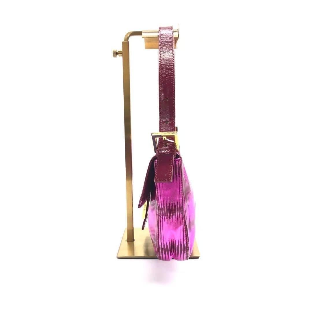 Fendi Baguette - Borsa a tracolla in vernice rosa a strisce con hardware dorato In condizioni buone in vendita a AUBERVILLIERS, FR
