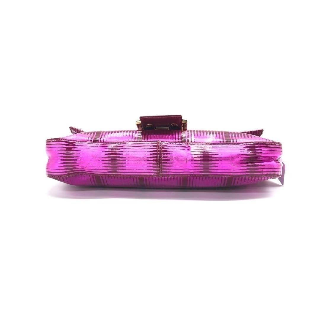 Donna Fendi Baguette - Borsa a tracolla in vernice rosa a strisce con hardware dorato in vendita
