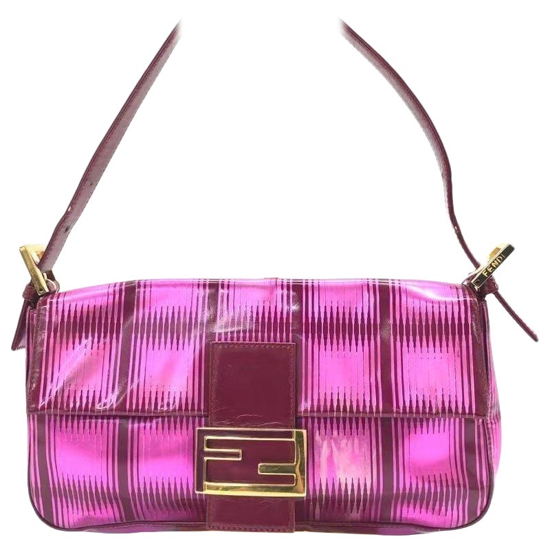 Fendi - Baguette - Sac à bandoulière en cuir verni rose avec bandes et accessoires dorés