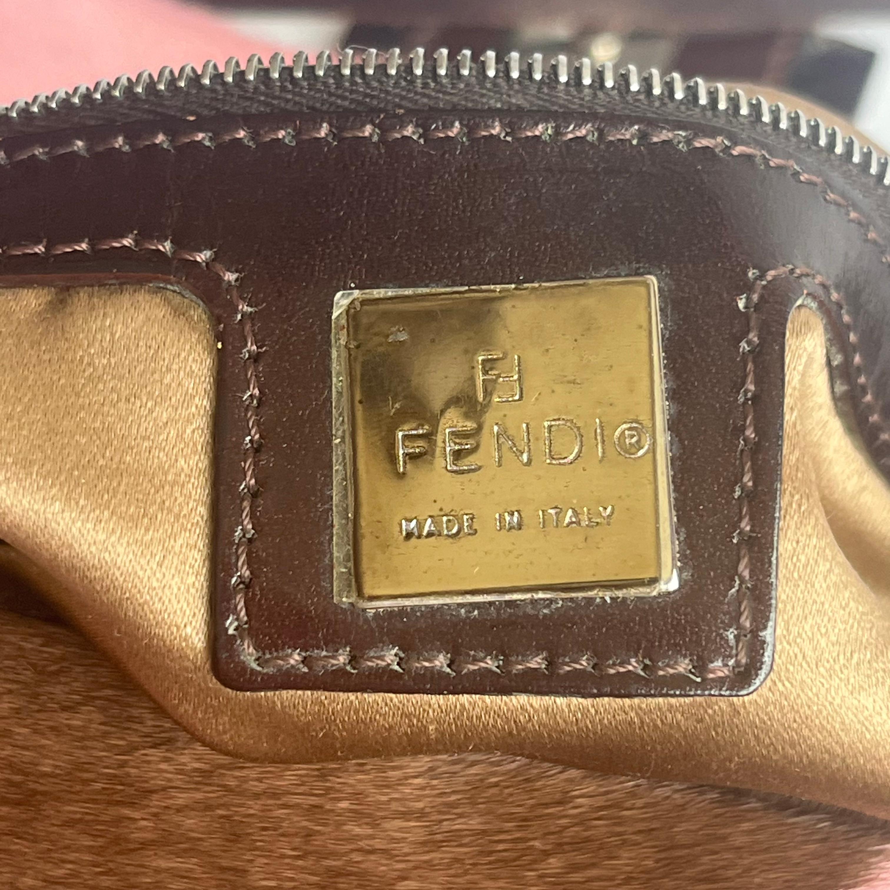 Fendi sac à bandoulière en cuir de veau style poney baguette rose imprimé vache en vente 9