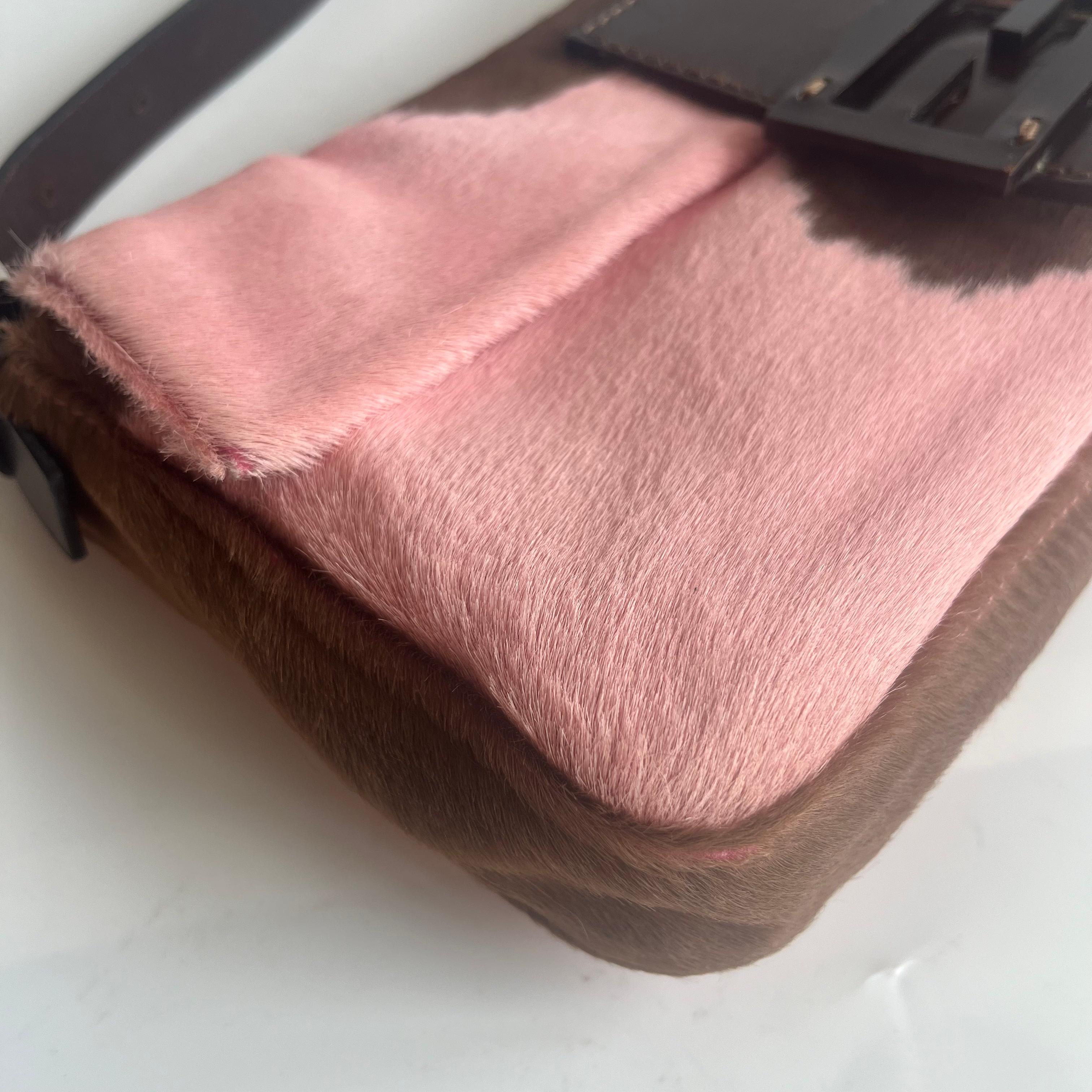 Fendi sac à bandoulière en cuir de veau style poney baguette rose imprimé vache en vente 10
