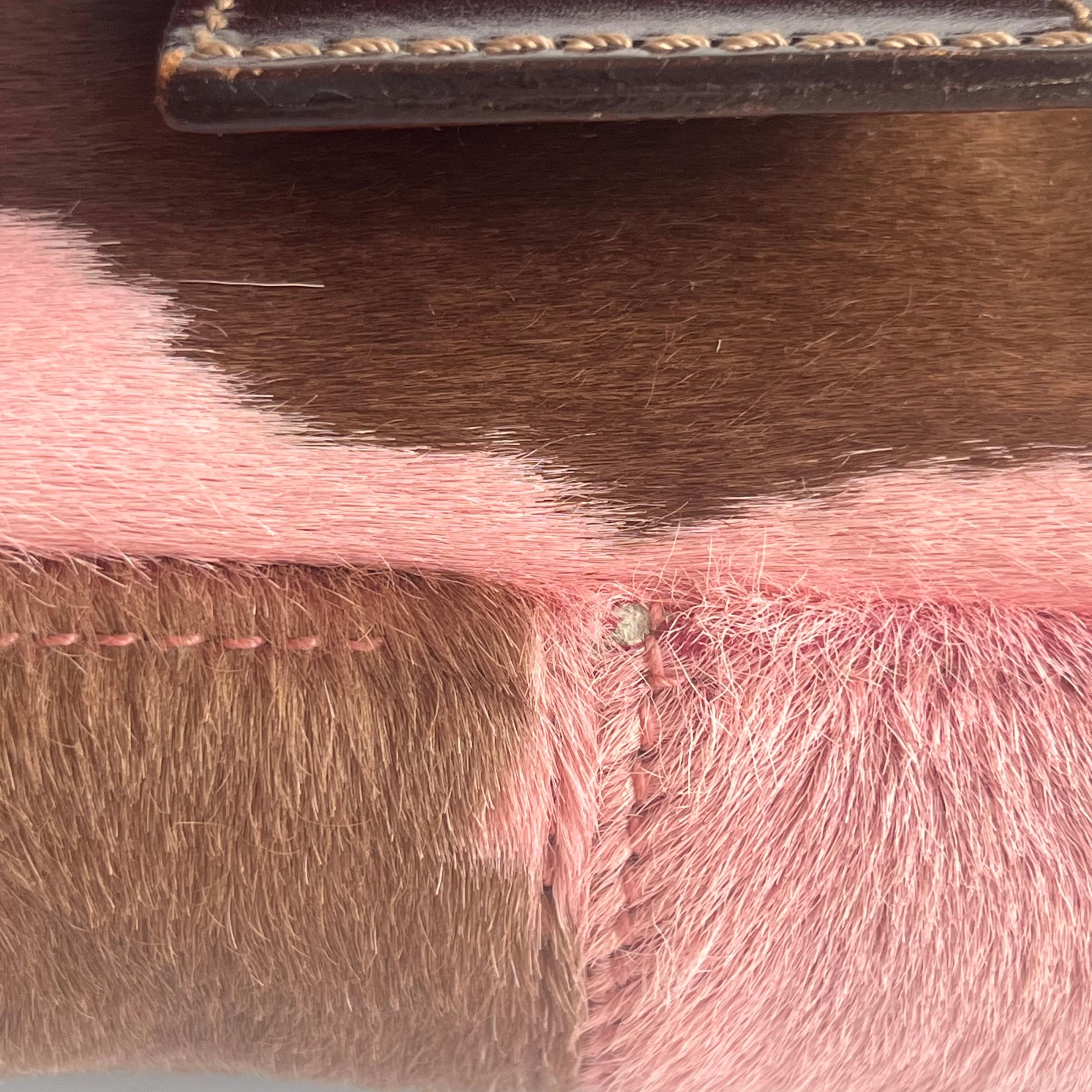 Fendi sac à bandoulière en cuir de veau style poney baguette rose imprimé vache en vente 13