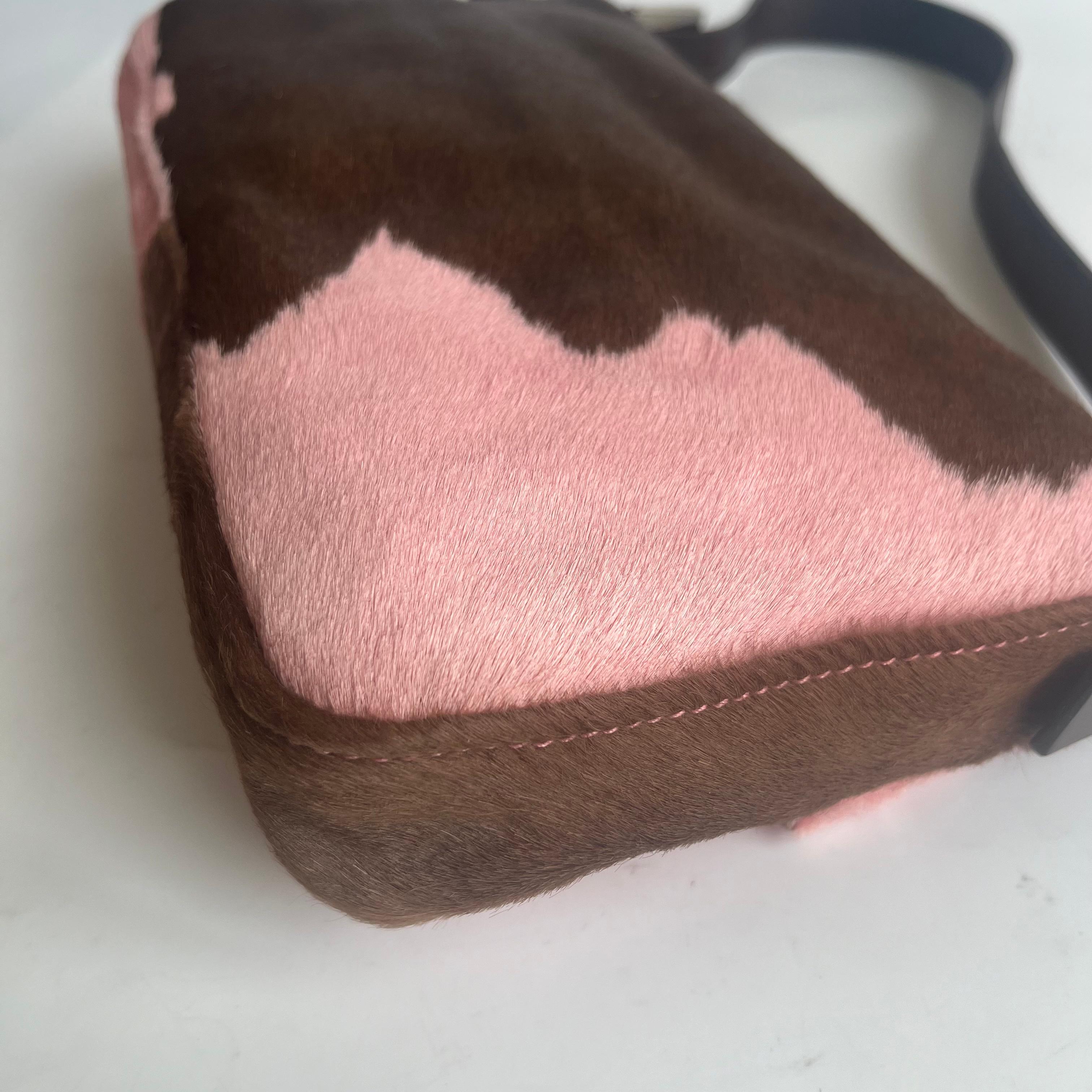 Fendi sac à bandoulière en cuir de veau style poney baguette rose imprimé vache en vente 14