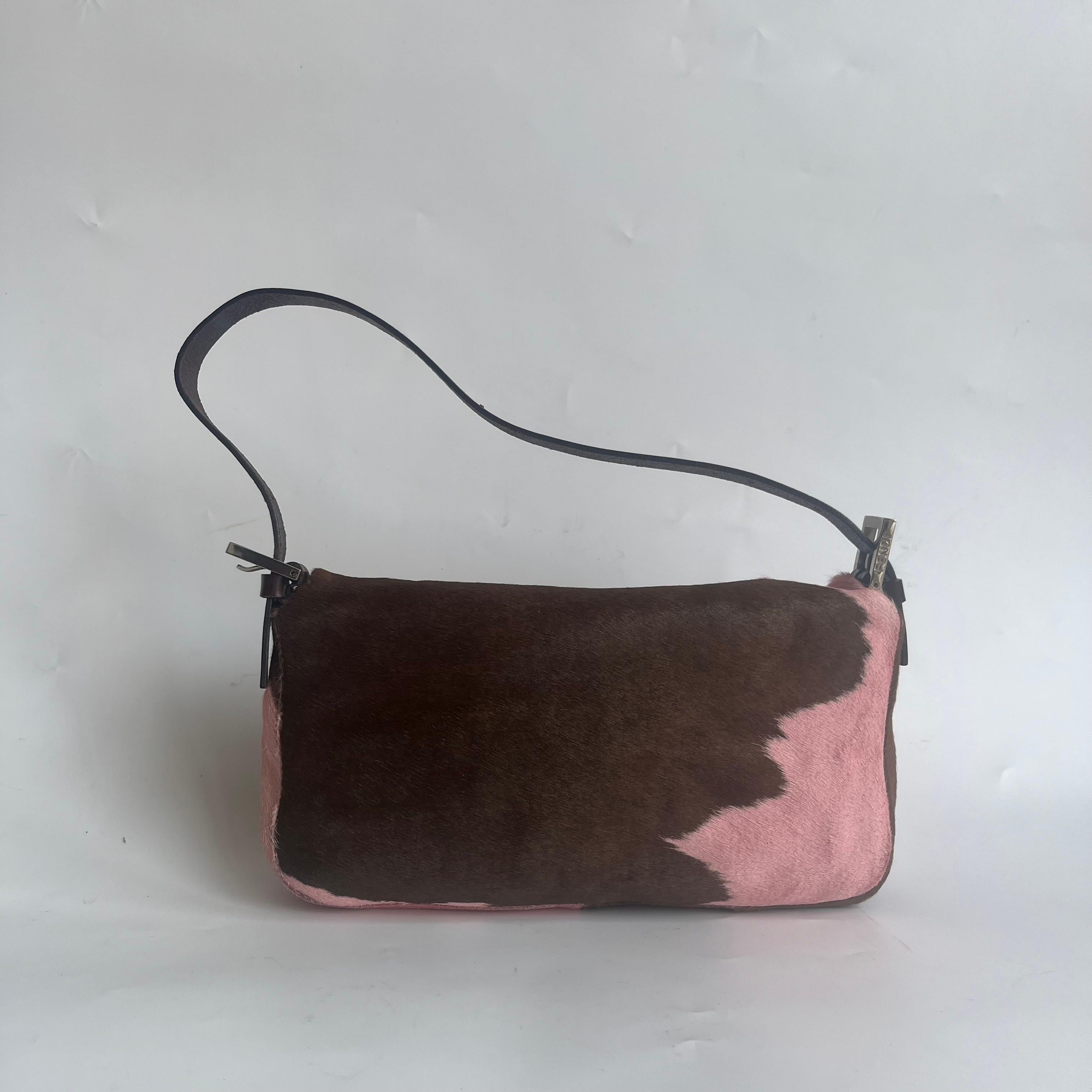 Fendi sac à bandoulière en cuir de veau style poney baguette rose imprimé vache
 Il s'agit de photos professionnelles du sac.
 Prenez de l'avance sur la courbe de la mode avec le sac à bandoulière Baguette en poils de poney de Fendi, imprimé vache
