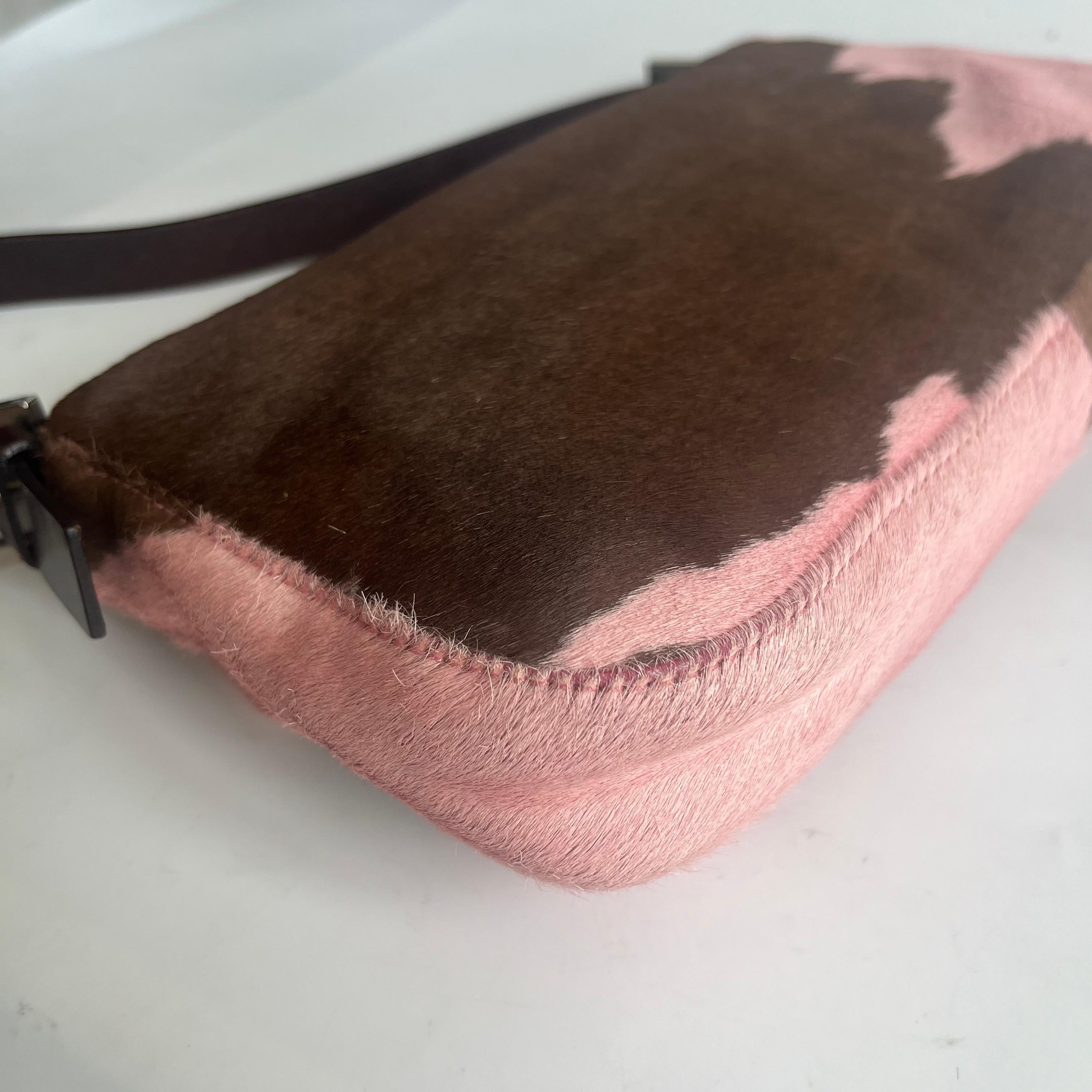 Fendi sac à bandoulière en cuir de veau style poney baguette rose imprimé vache en vente 15