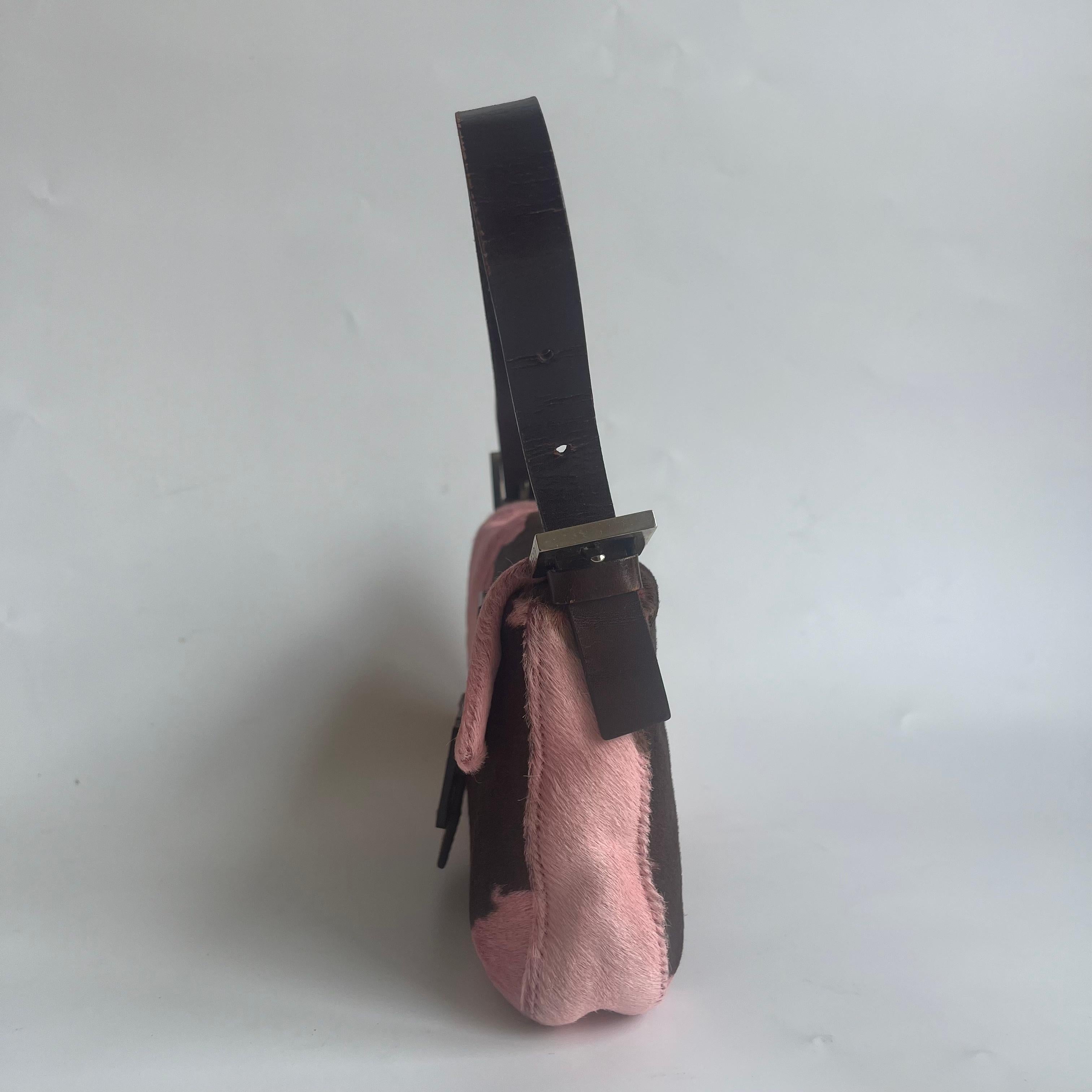 Noir Fendi sac à bandoulière en cuir de veau style poney baguette rose imprimé vache en vente