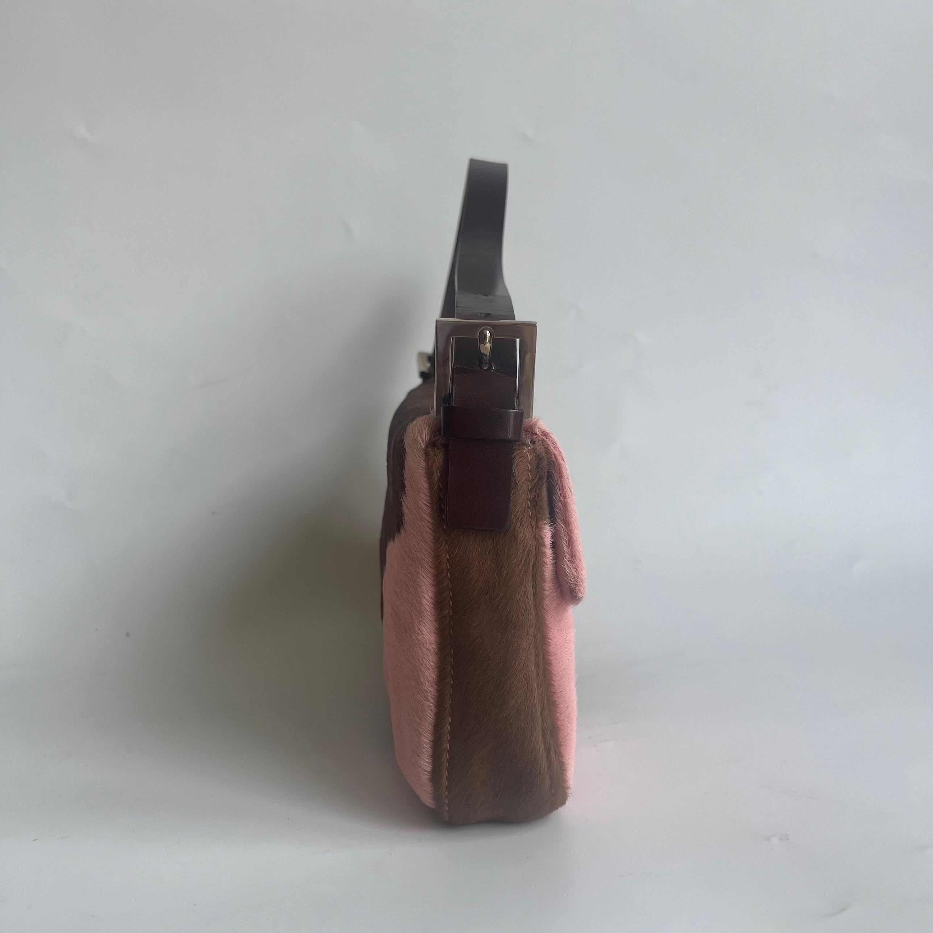 Fendi sac à bandoulière en cuir de veau style poney baguette rose imprimé vache Bon état - En vente à AUBERVILLIERS, FR