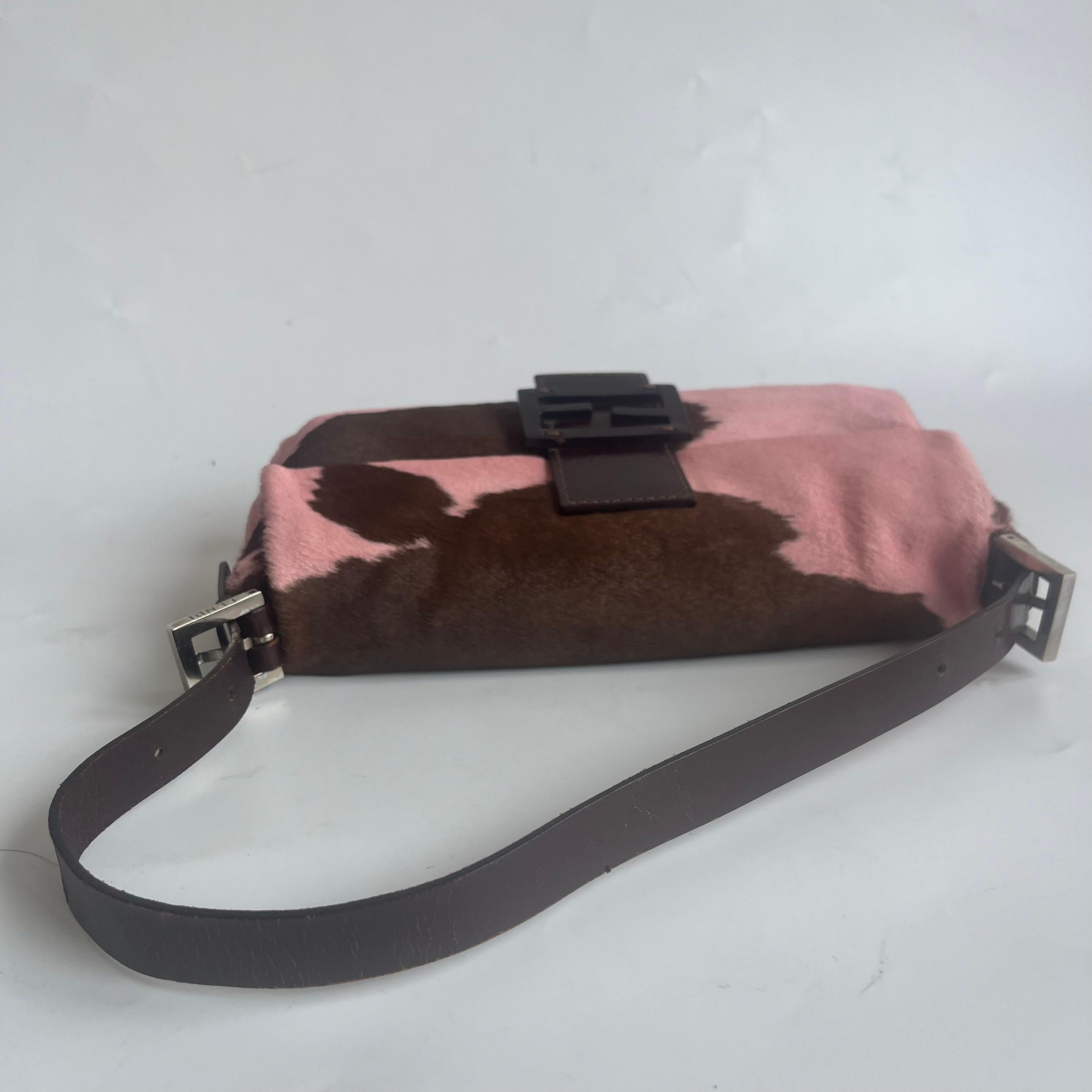 Fendi sac à bandoulière en cuir de veau style poney baguette rose imprimé vache Pour femmes en vente