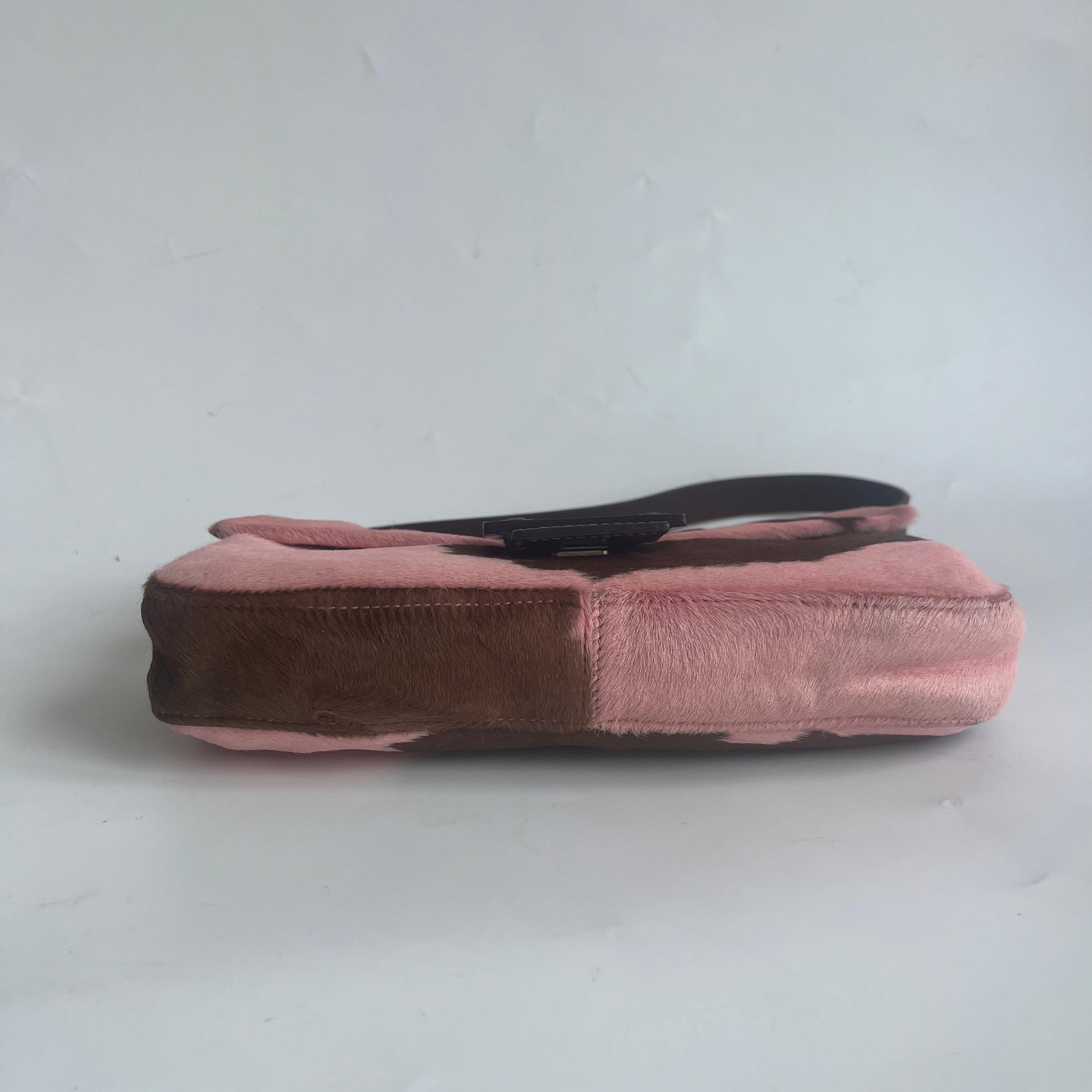 Fendi sac à bandoulière en cuir de veau style poney baguette rose imprimé vache en vente 1