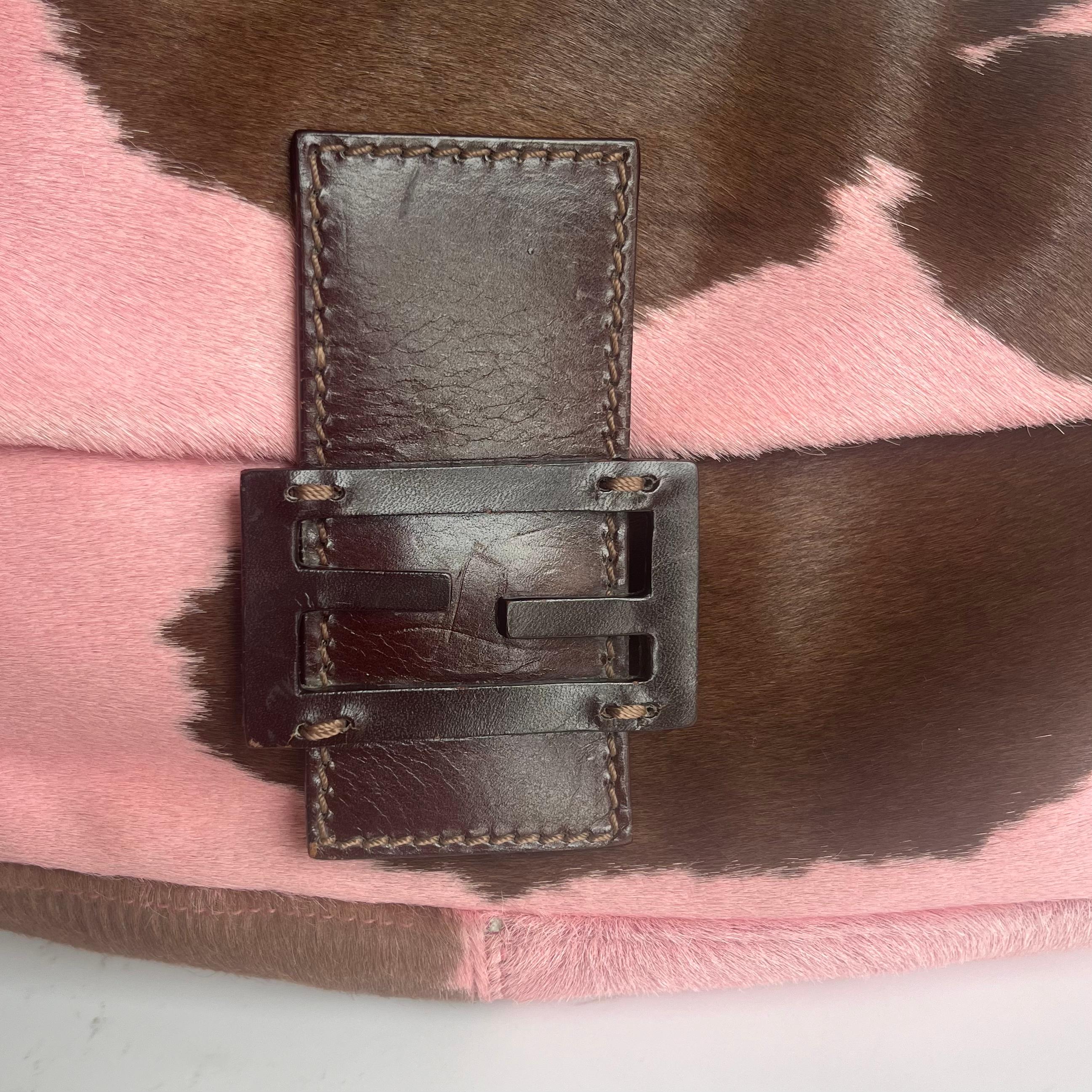 Fendi sac à bandoulière en cuir de veau style poney baguette rose imprimé vache en vente 2
