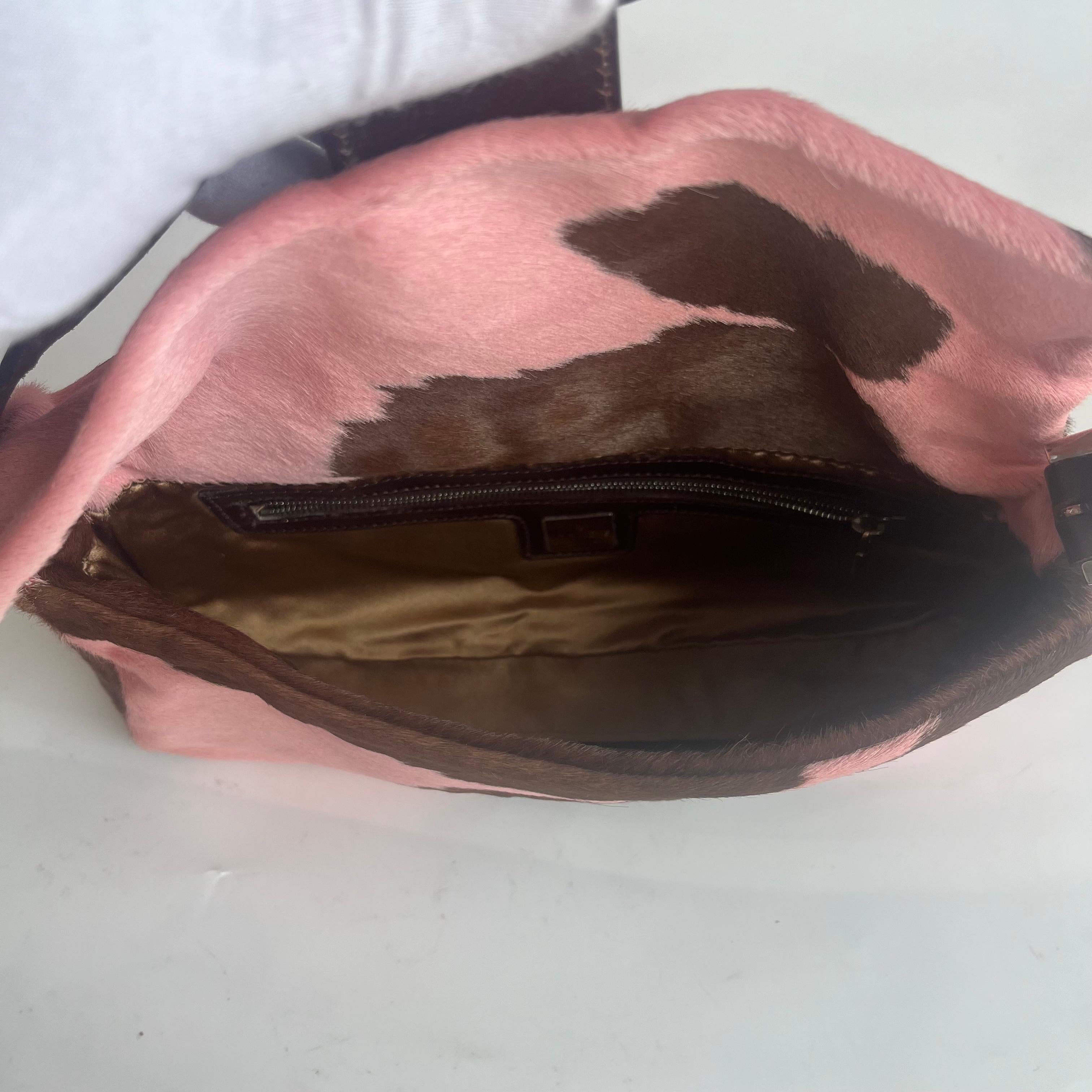 Fendi sac à bandoulière en cuir de veau style poney baguette rose imprimé vache en vente 3