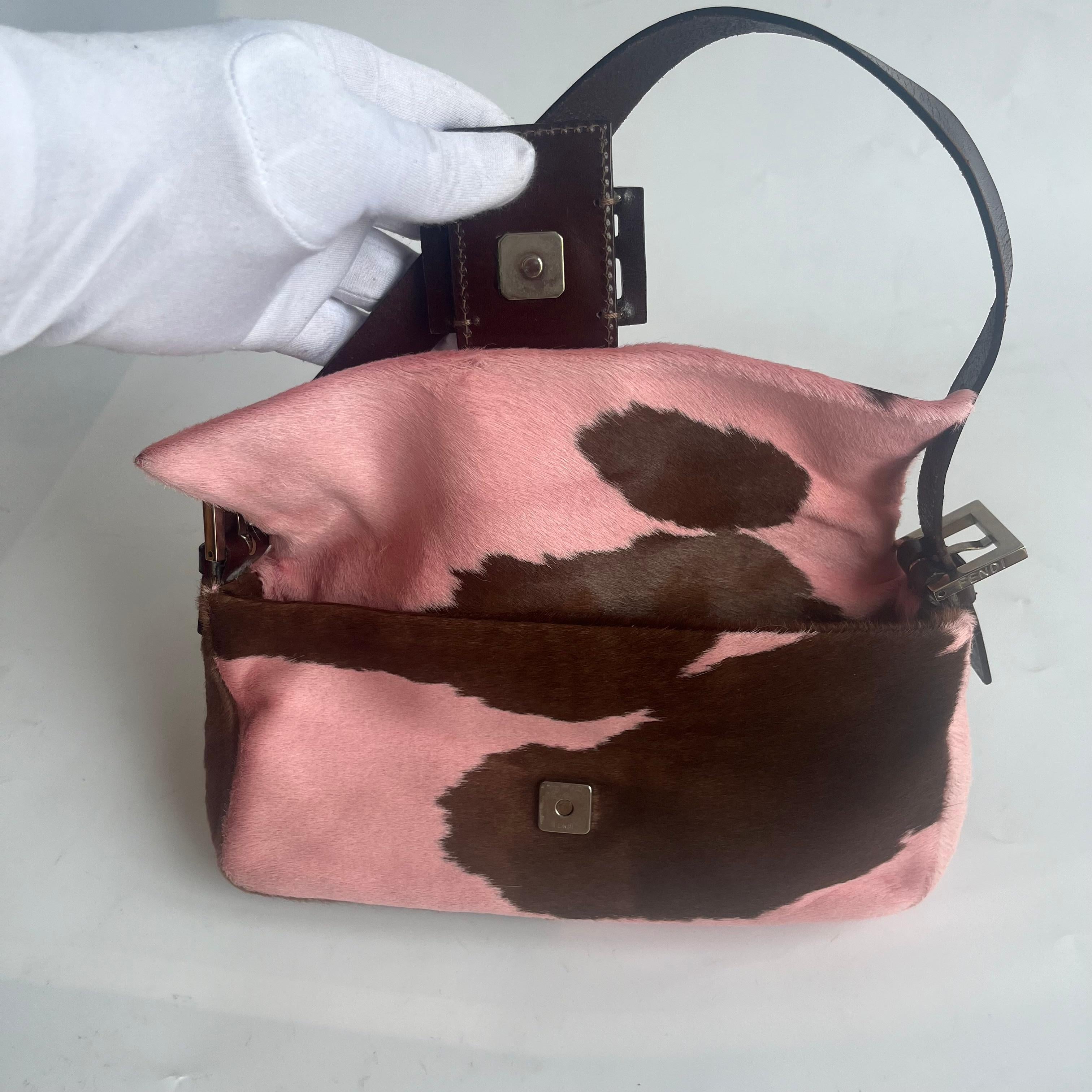 Fendi sac à bandoulière en cuir de veau style poney baguette rose imprimé vache en vente 4