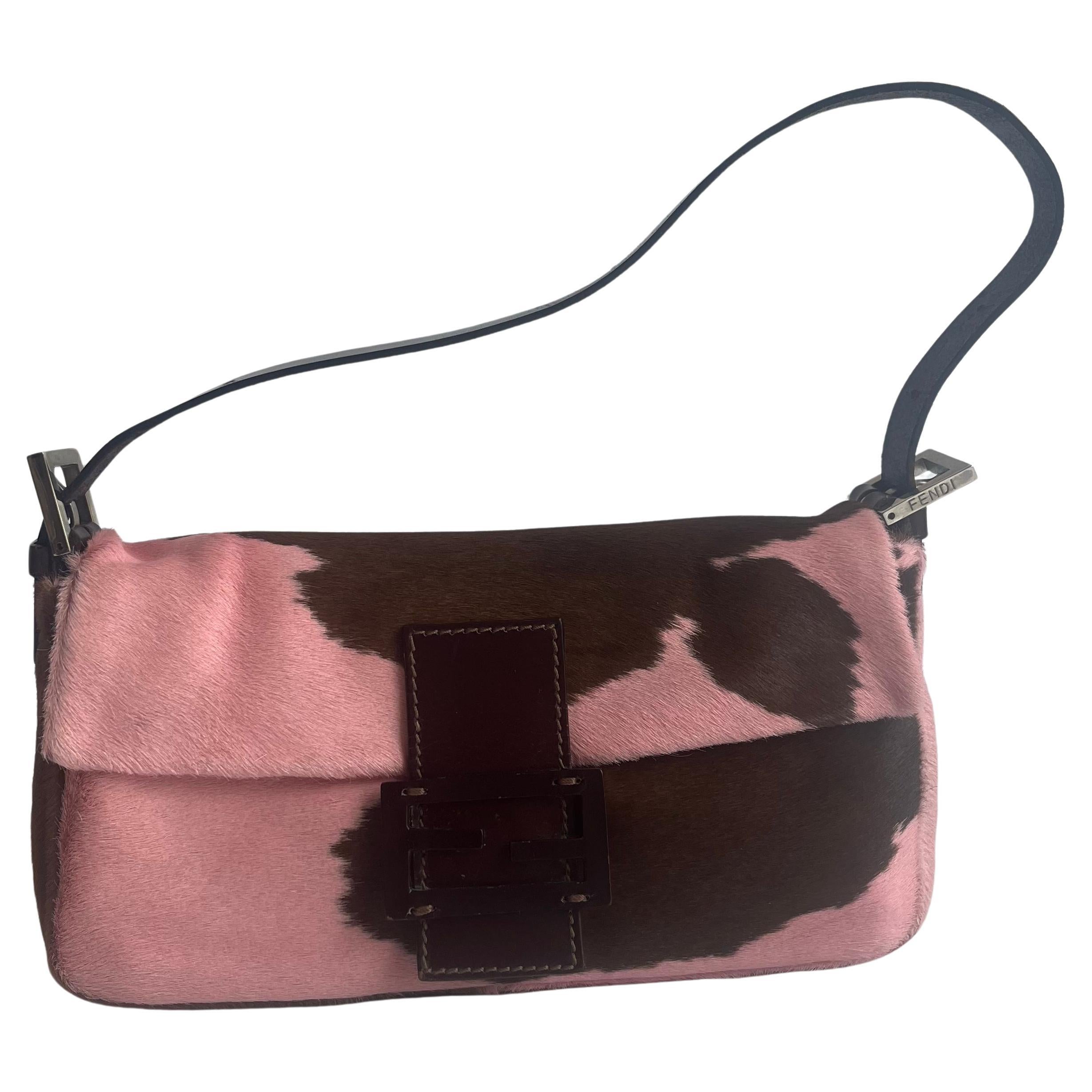 Fendi sac à bandoulière en cuir de veau style poney baguette rose imprimé vache en vente