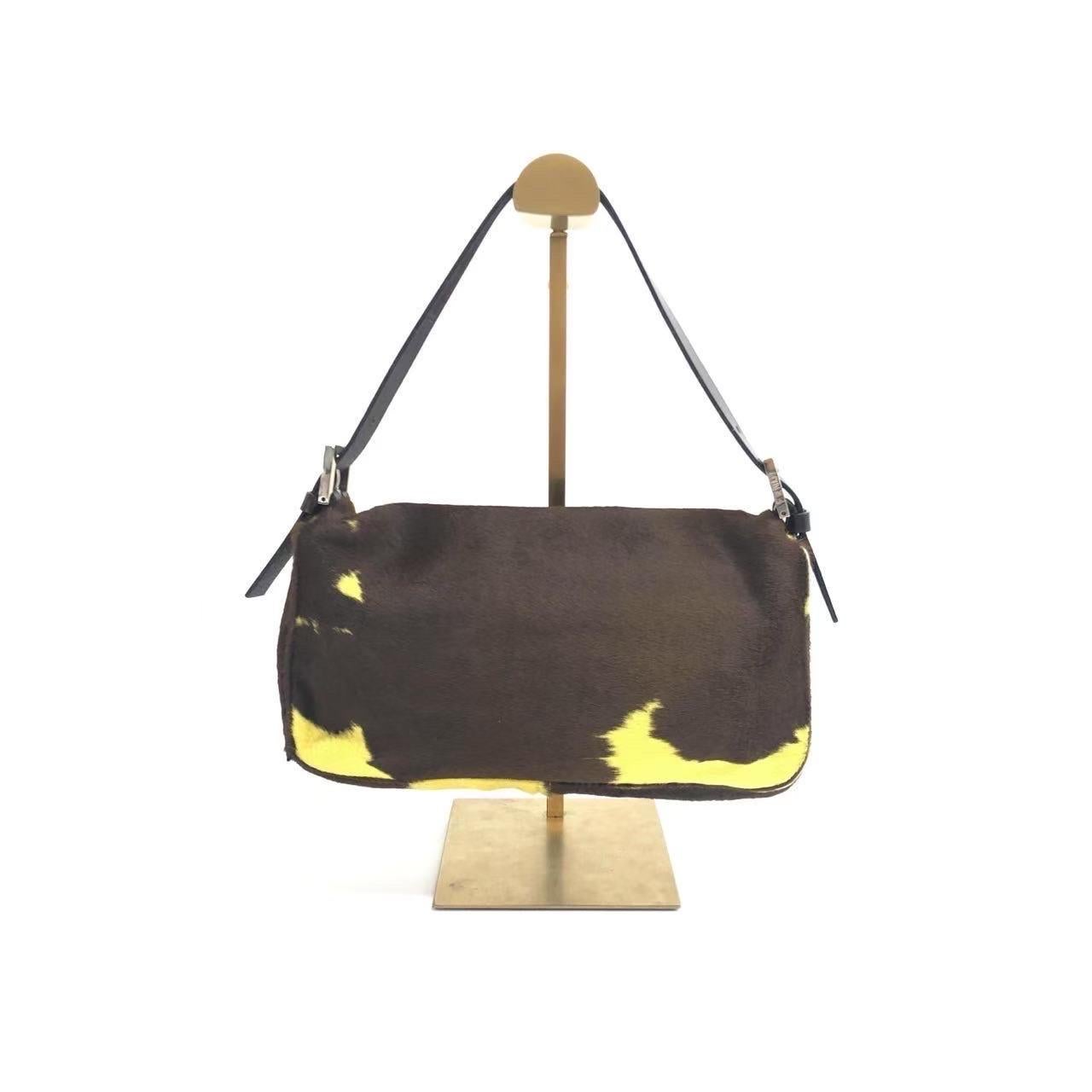 Get ahead of the fashion curve with the Fendi Baguette Pony hair shoulder bag in cow print pink. Made with high-quality ponyhair and calfskin, this bag exudes mob wife chic. In very good condition, with just a touch of playful edge - a bit of