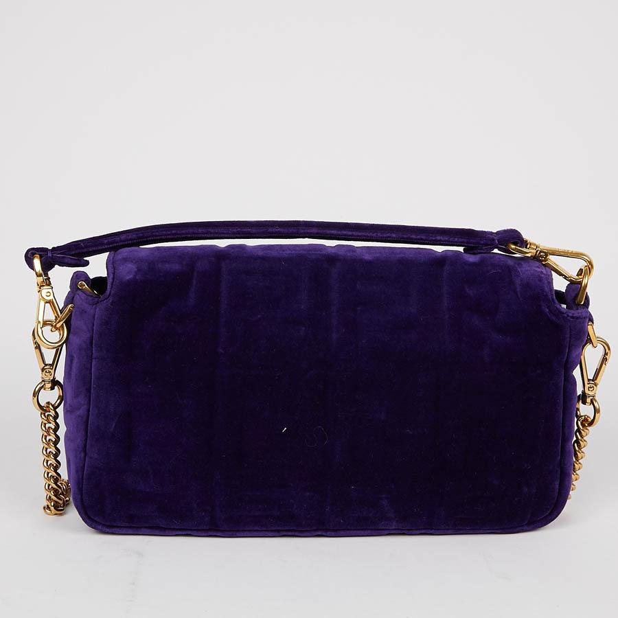 A Must Have! Fendi baguette bag in purple embossed velvet with embossed FF. The jewelry is vintage gold. Magnetic button closure.
Its advantage is that it can be worn crossbody during the day using a shoulder strap in golden chain, leather and