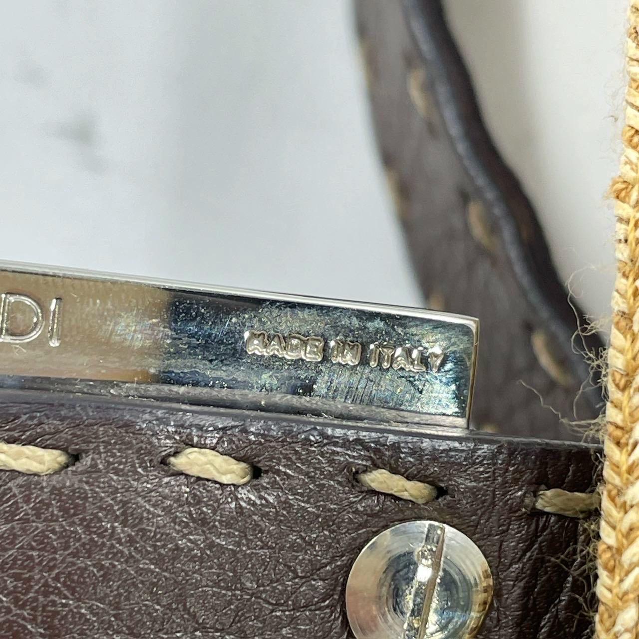Fendi - Sac à bandoulière Baguette en raphia et cuir beige et Brown en vente 6