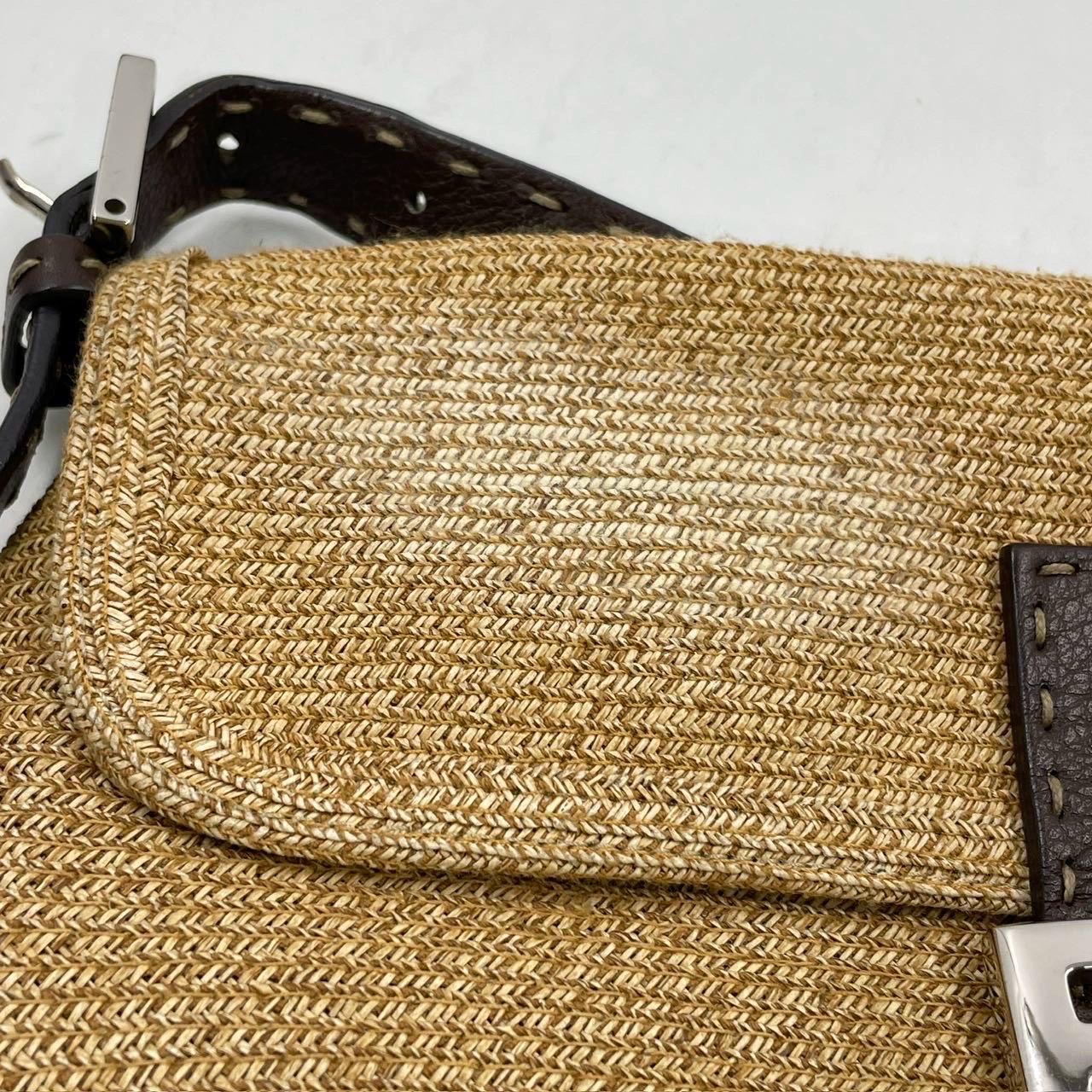Fendi - Sac à bandoulière Baguette en raphia et cuir beige et Brown en vente 8