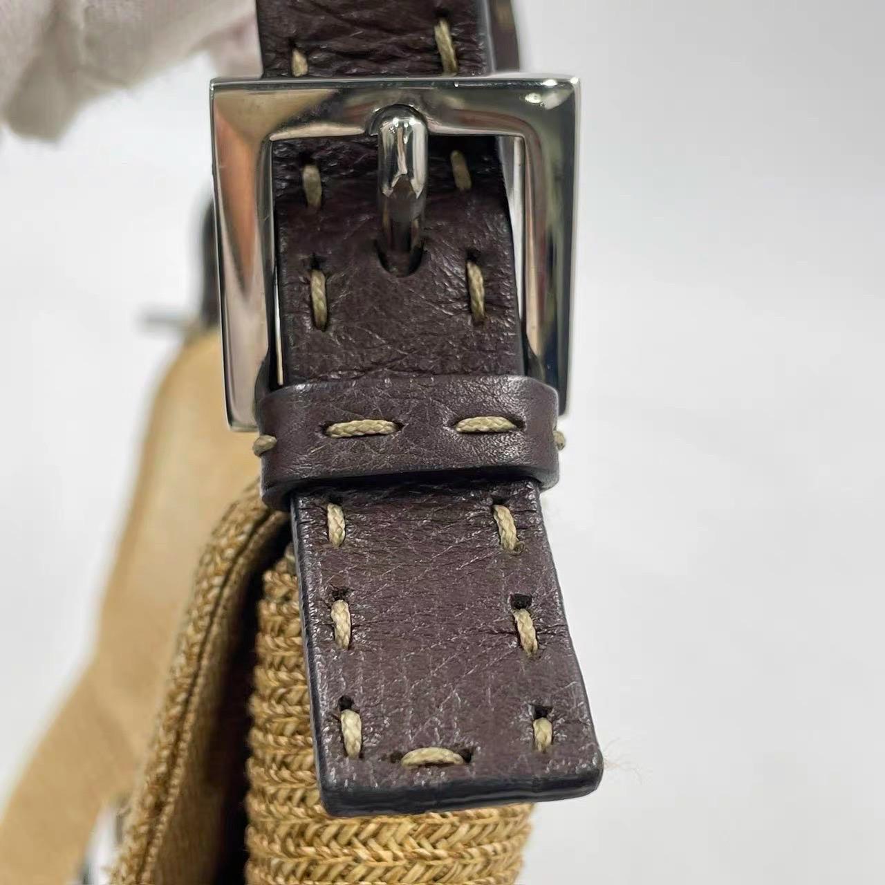 Fendi - Sac à bandoulière Baguette en raphia et cuir beige et Brown en vente 13