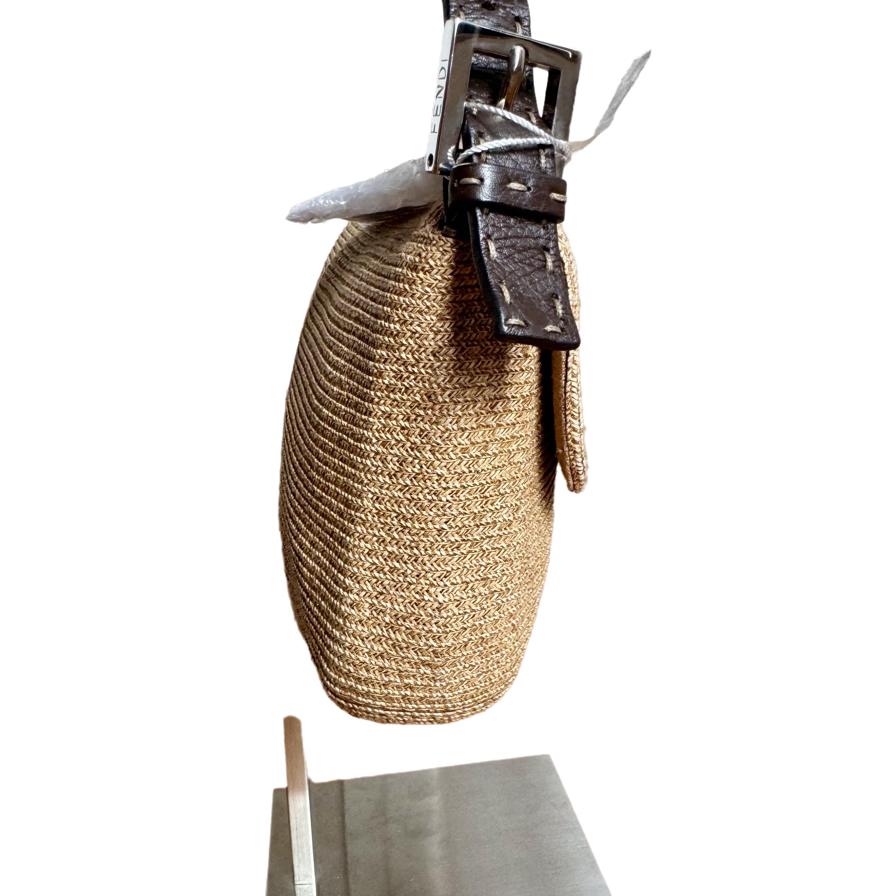 Ce sac exquis Fendi Mamma Baguette est confectionné dans un cuir d'agneau de première qualité, offrant une sensation de douceur et de légèreté luxueuse. L'ajout d'une couleur dorée et d'une boucle en cristal étincelante ajoute une touche de glamour,