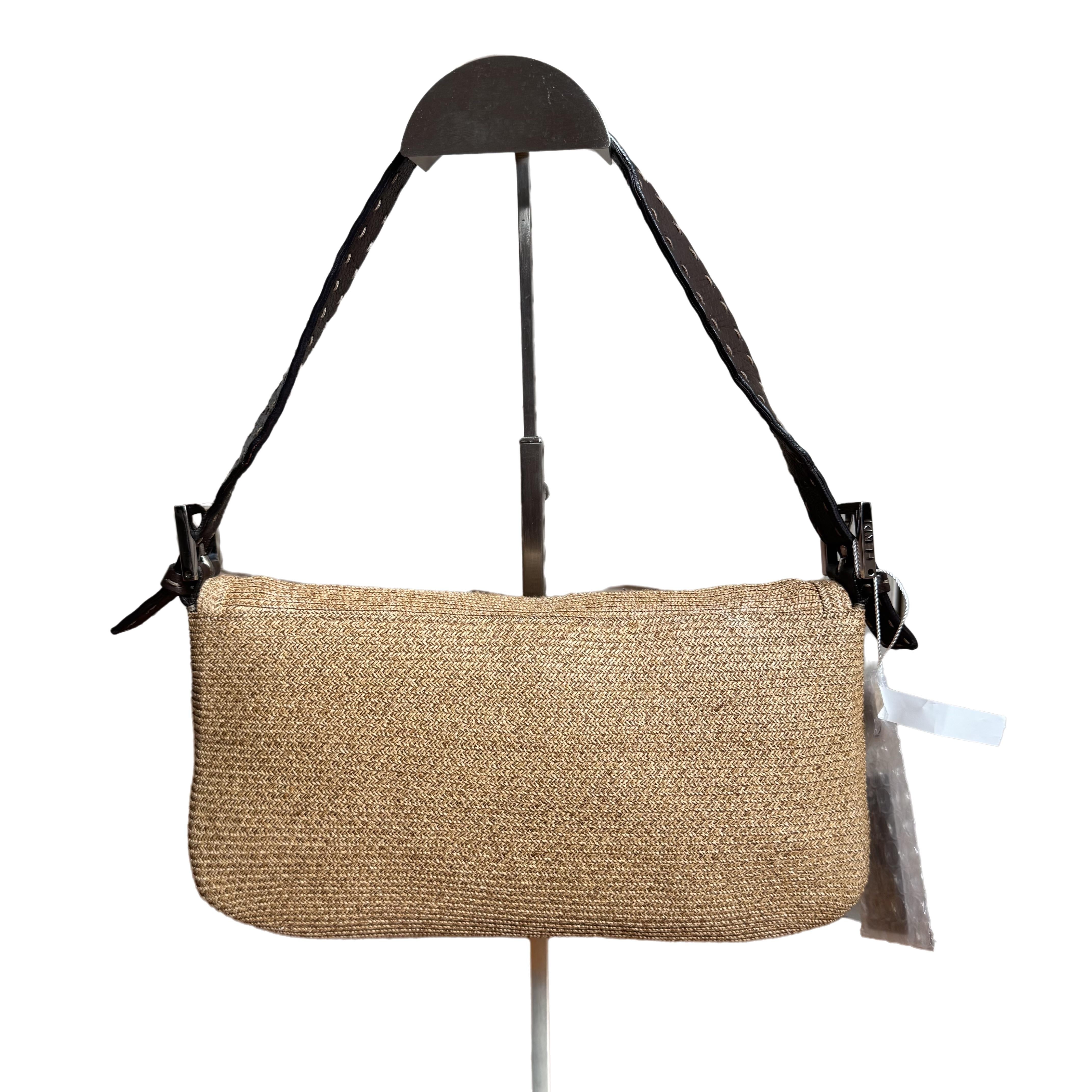 Marron Fendi - Sac à bandoulière Baguette en raphia et cuir beige et Brown en vente