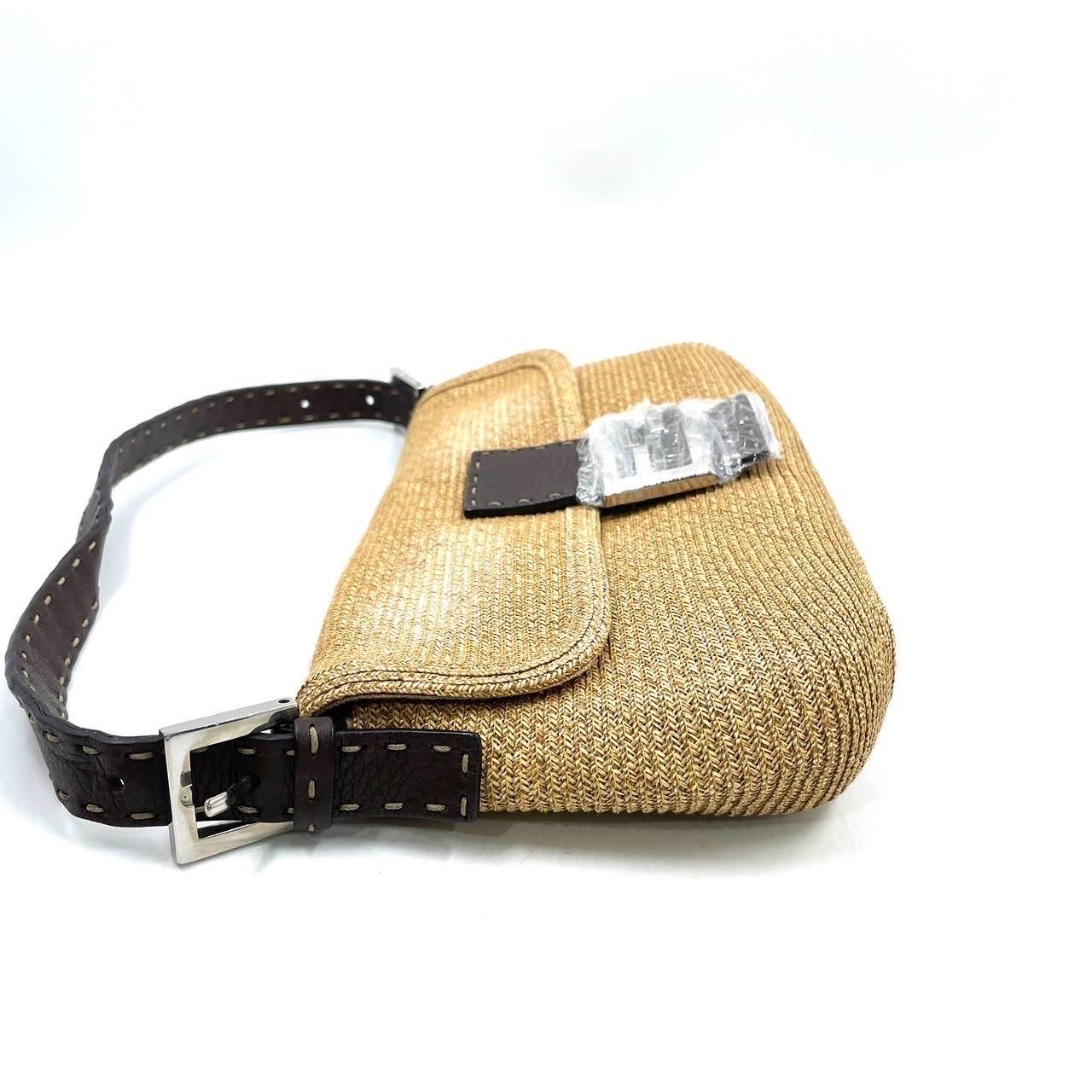 Fendi - Sac à bandoulière Baguette en raphia et cuir beige et Brown Pour femmes en vente